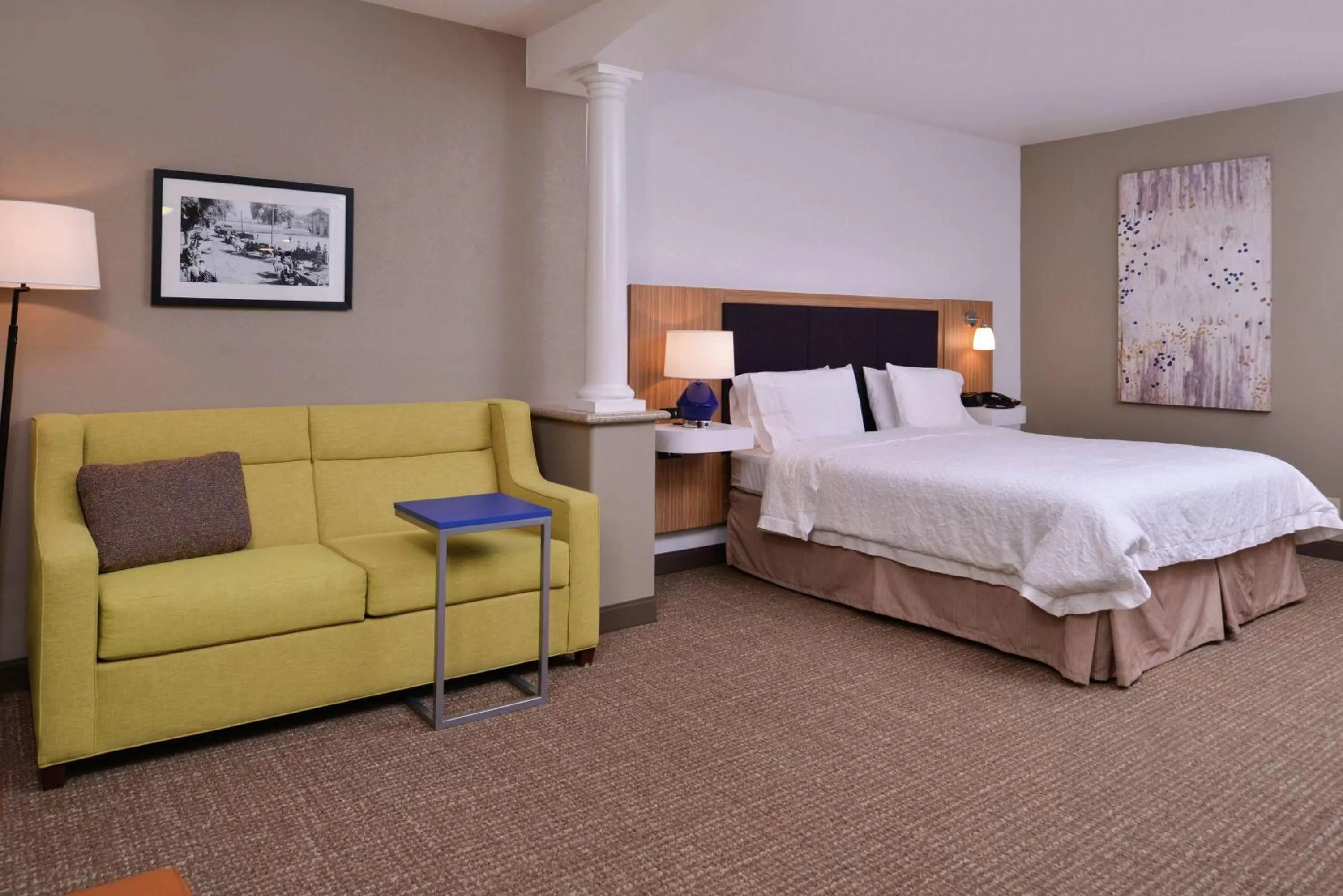 Living room, Bed in Hampton Inn & Suites Woodland-Sacramento Area