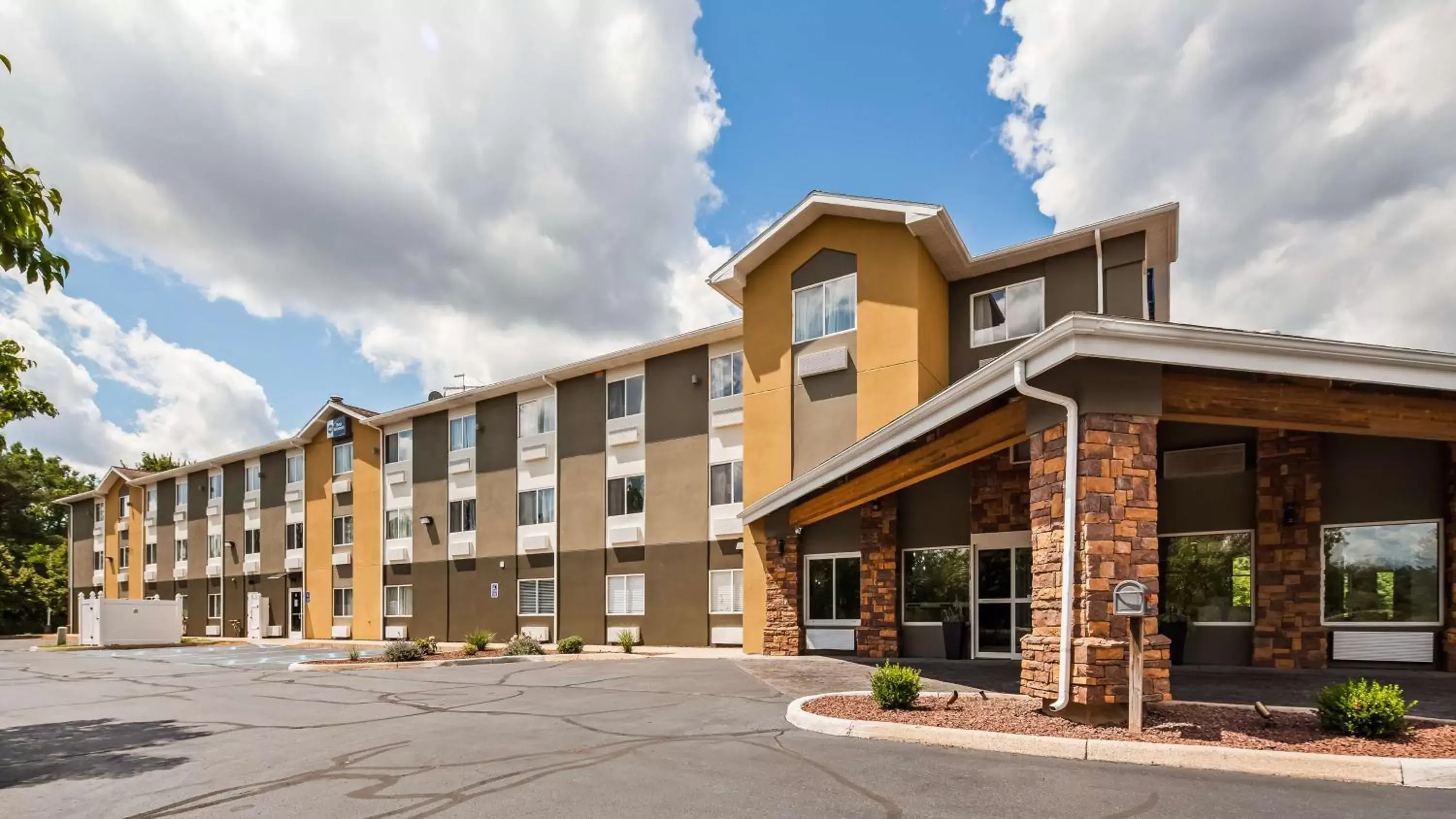 Property Building in Best Western DeWitt