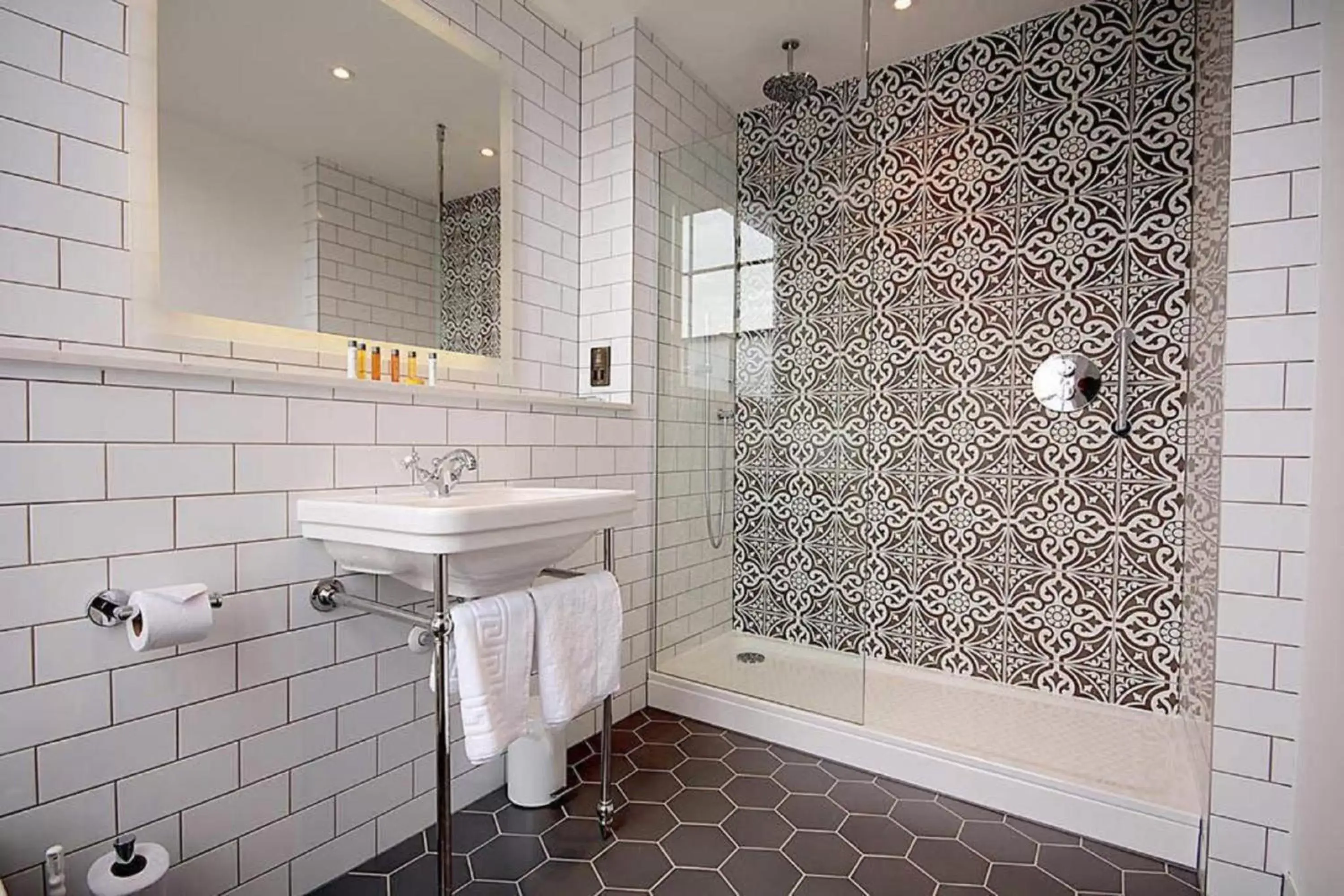 Bathroom in Elmbank Hotel - Part of The Cairn Collection