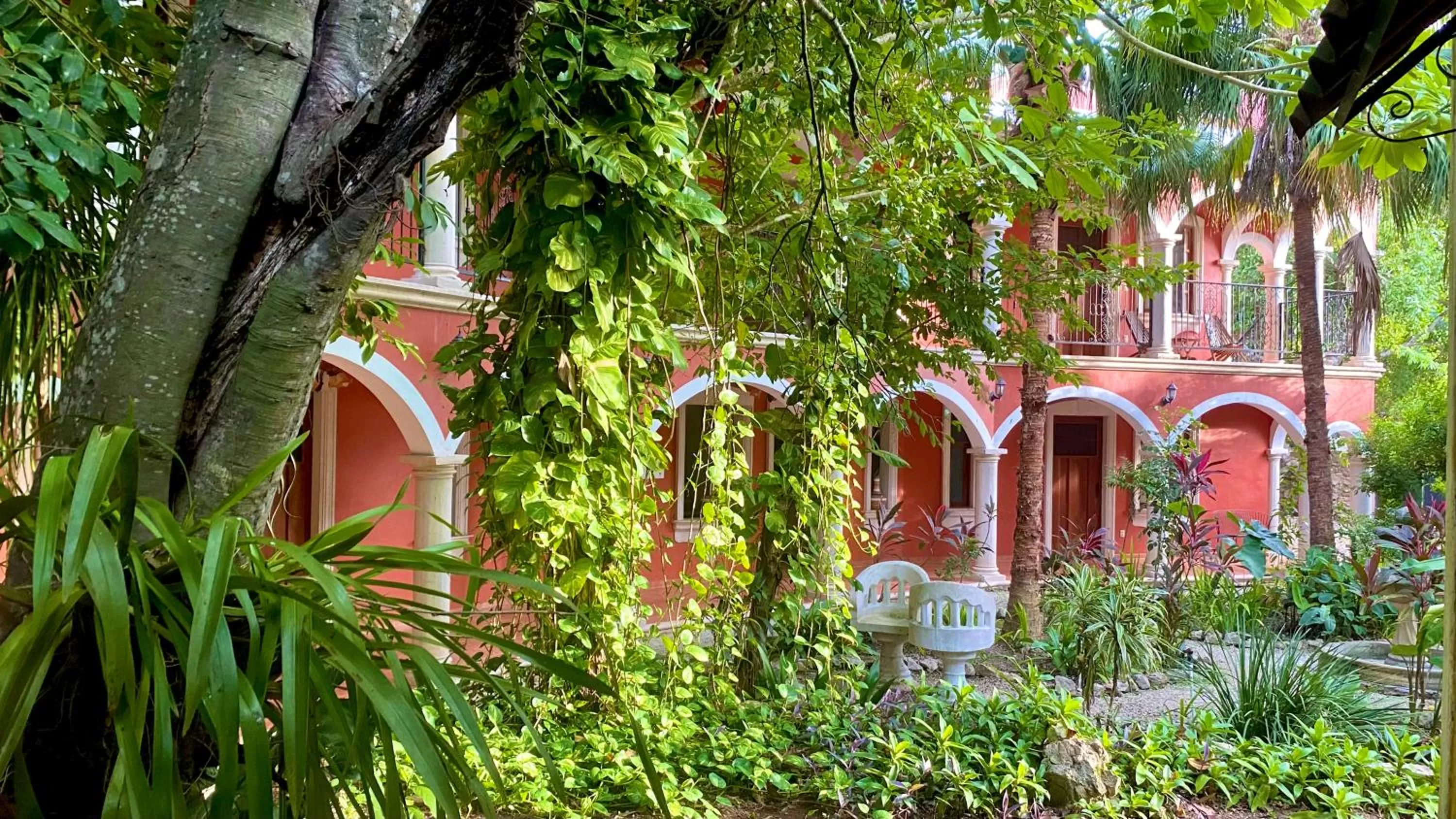 Property building in Gardenhotel Macan Ché B&B