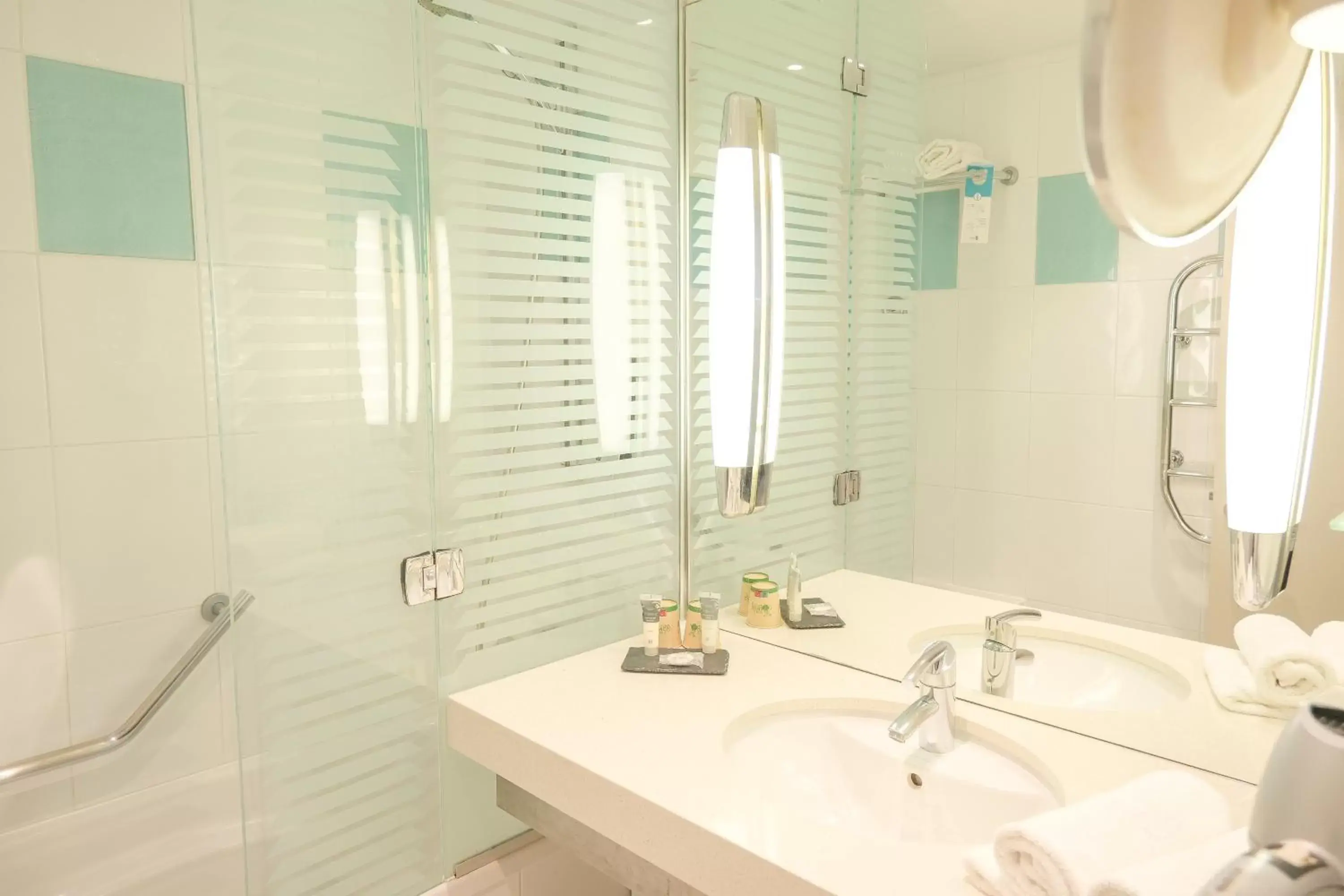 Bathroom in Thalazur Carnac - Hôtel & Spa Bathroom in Thalazur Carnac - Hôtel & Spa