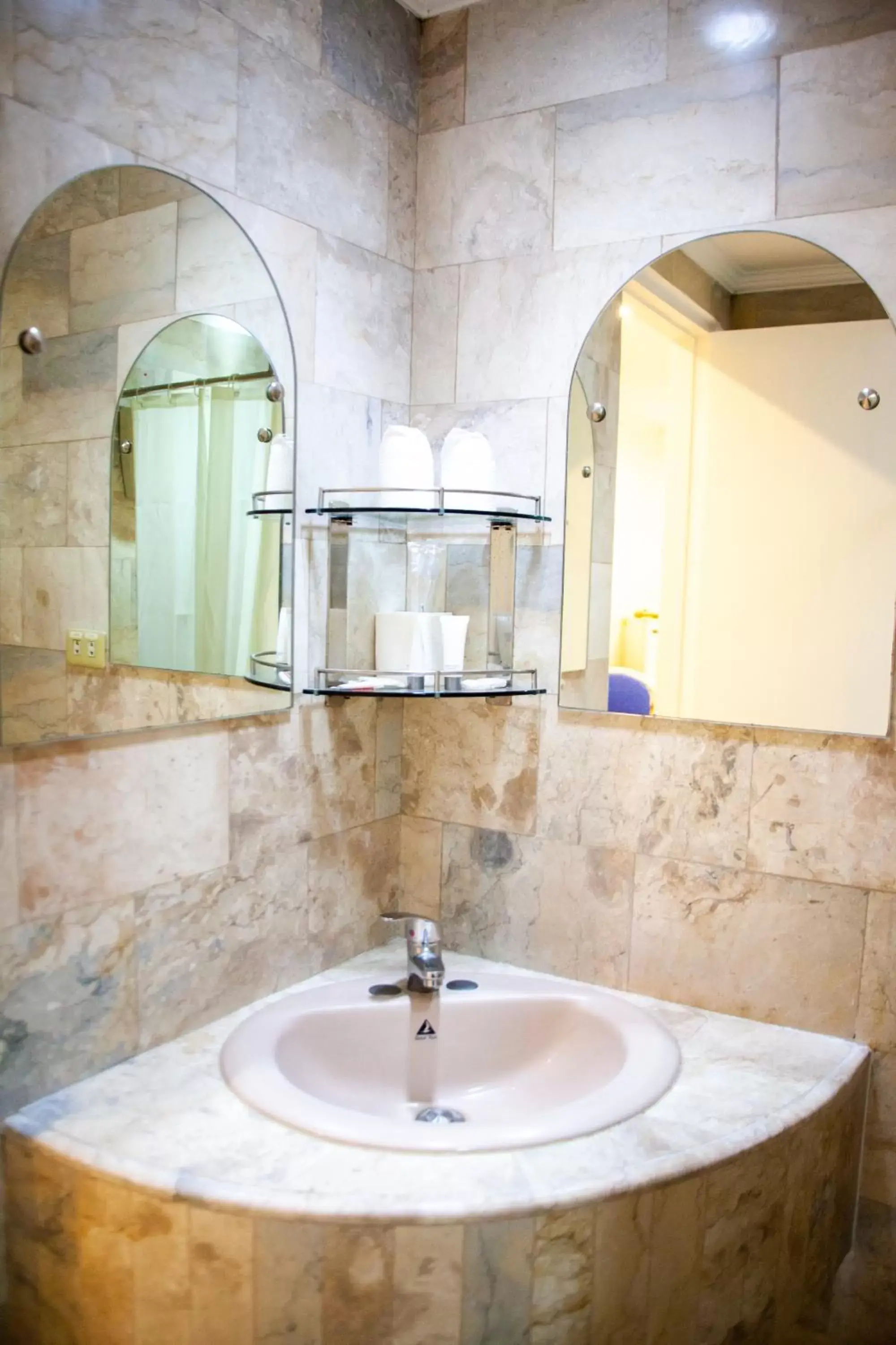 Bathroom in Clarkton Hotel Apartment