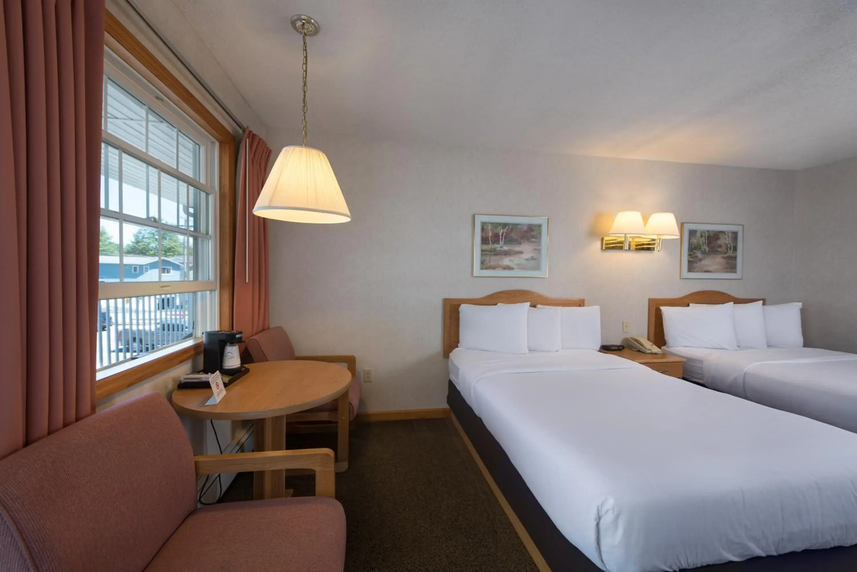 Bed in Americas Best Value Inn & Suites Lake George