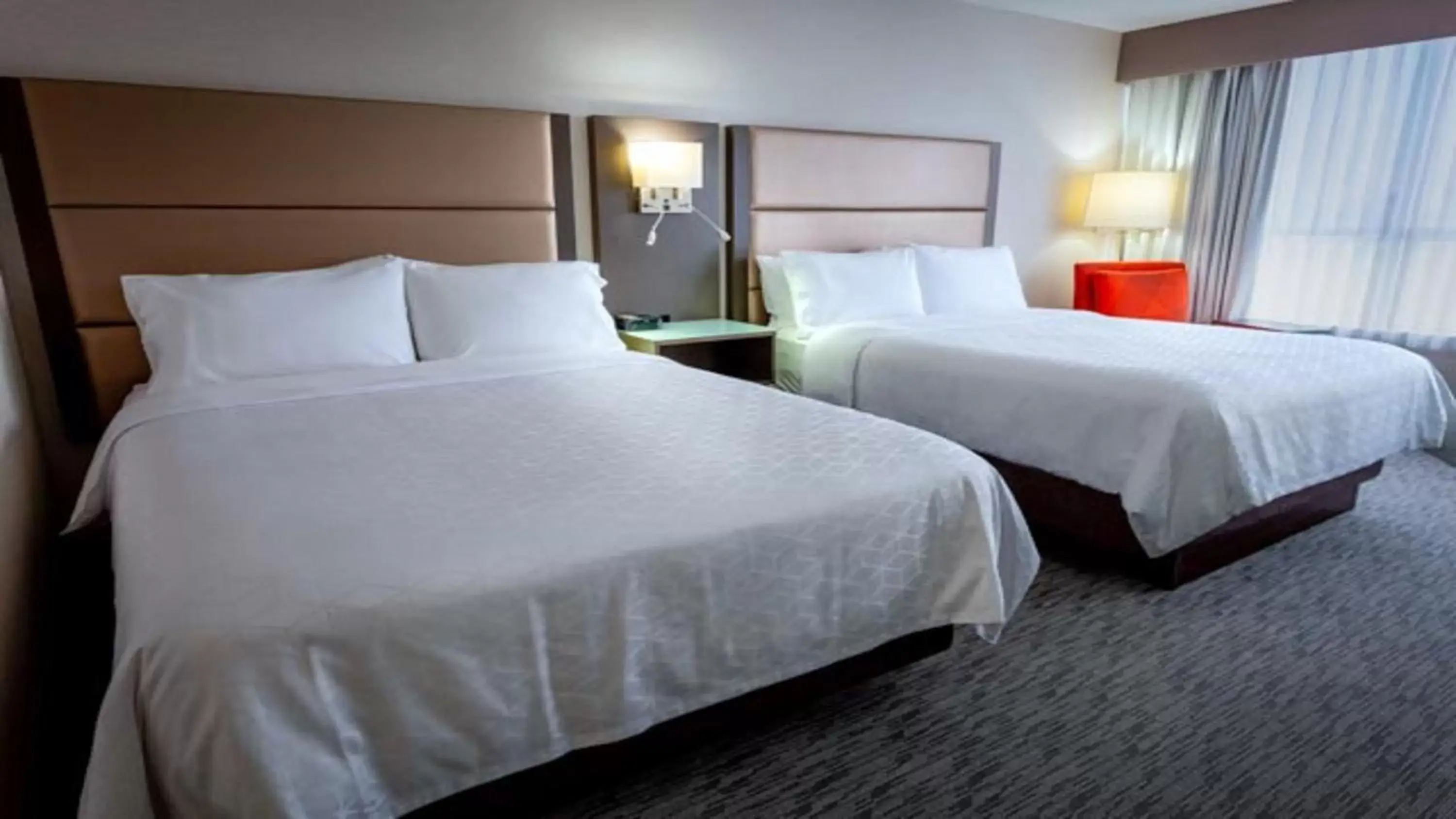 Photo of the whole room, Bed in Holiday Inn Express Vancouver-Metrotown (Burnaby)