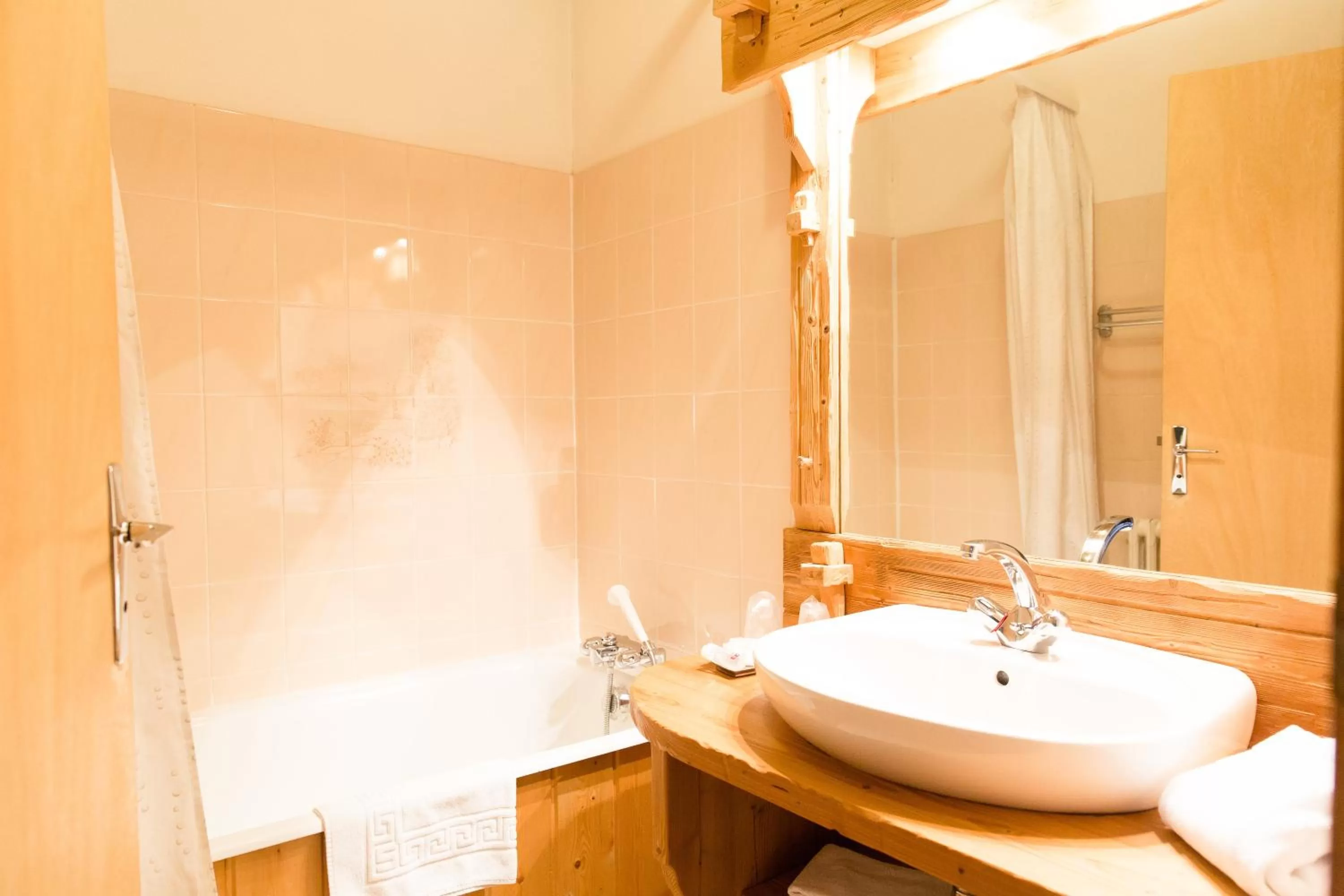 Bathroom in Hôtel Le Sporting