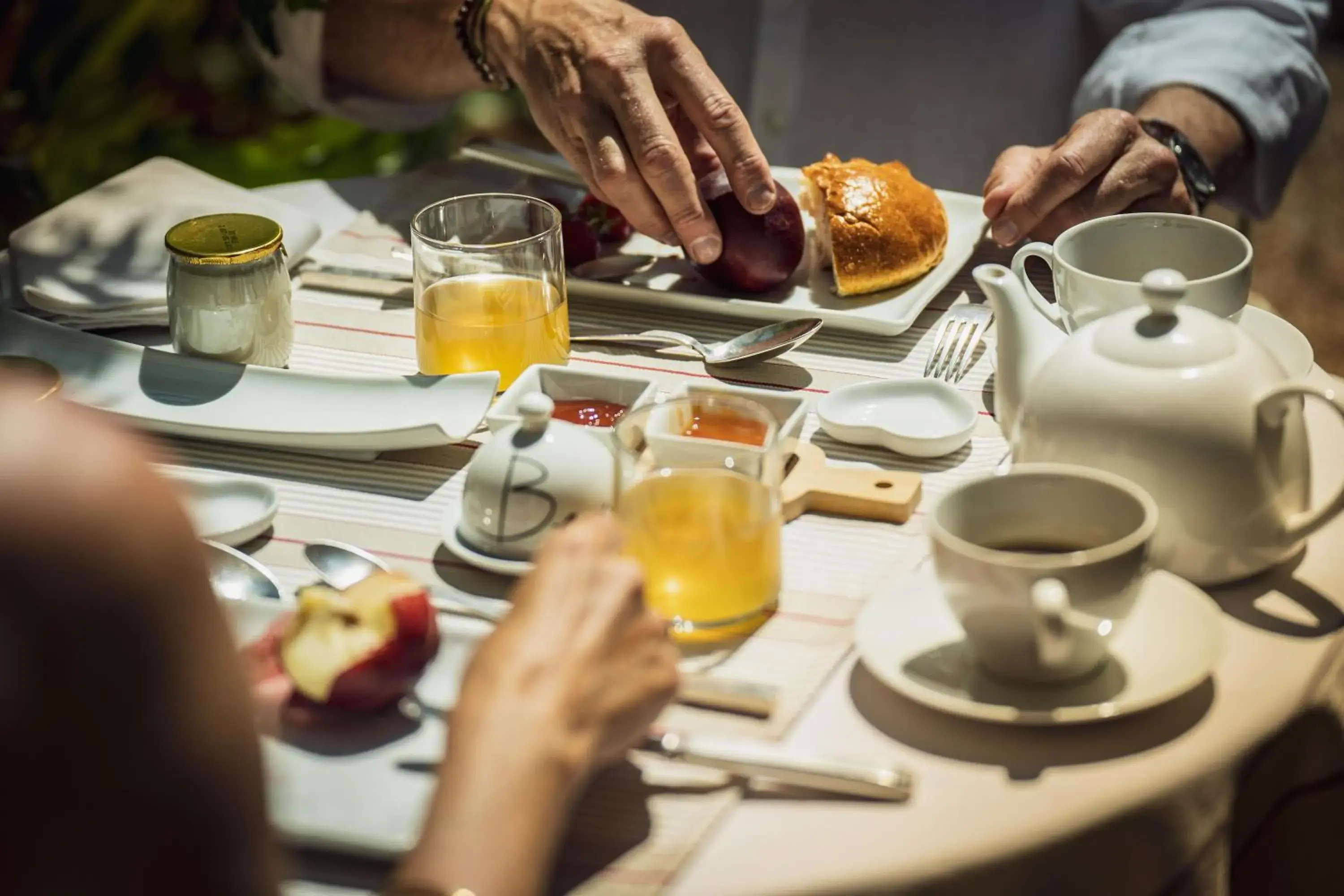 Patio, Breakfast in Les Jardins de Baracane