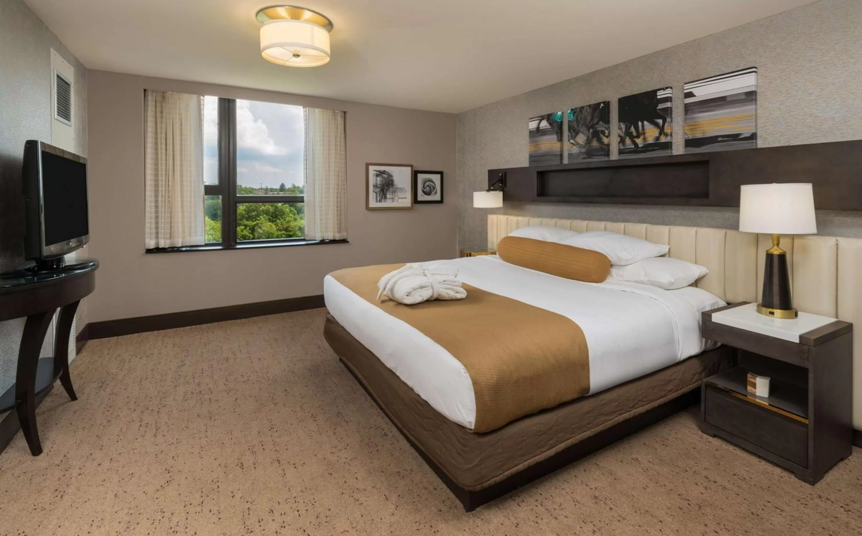 Bedroom, Bed in The Saratoga Hilton