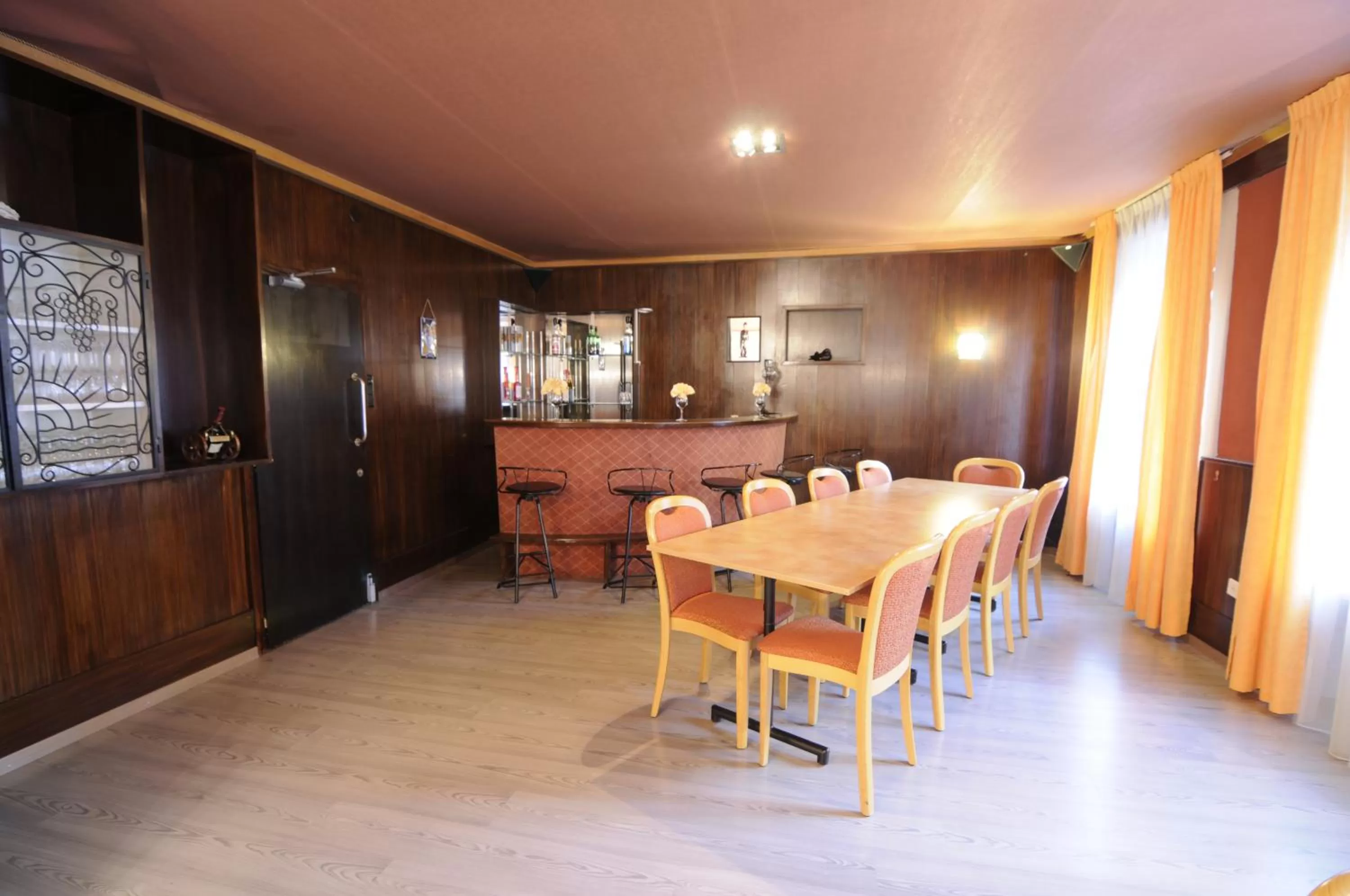 Lounge or bar in Hôtel de la Croix-Blanche