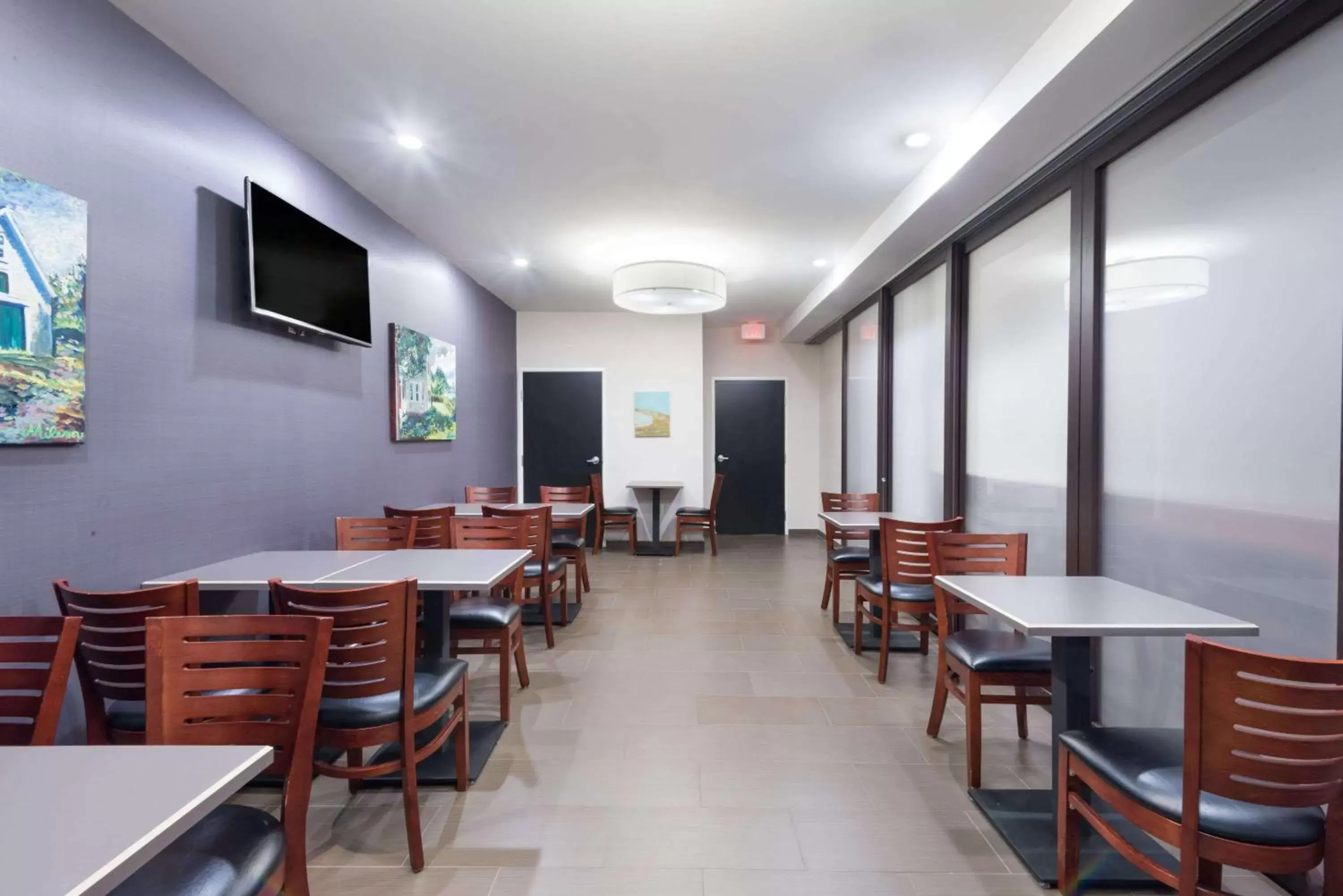 On site, Restaurant/Places to Eat in Microtel Inn & Suites Windham