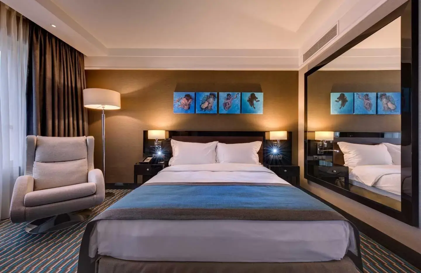 Bedroom, Bed in Radisson Blu Leogrand Hotel
