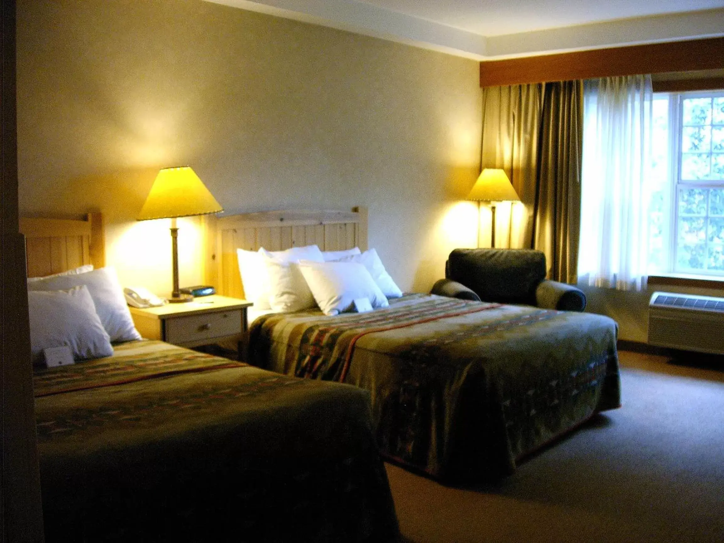 Photo of the whole room, Bed in Heathman Lodge