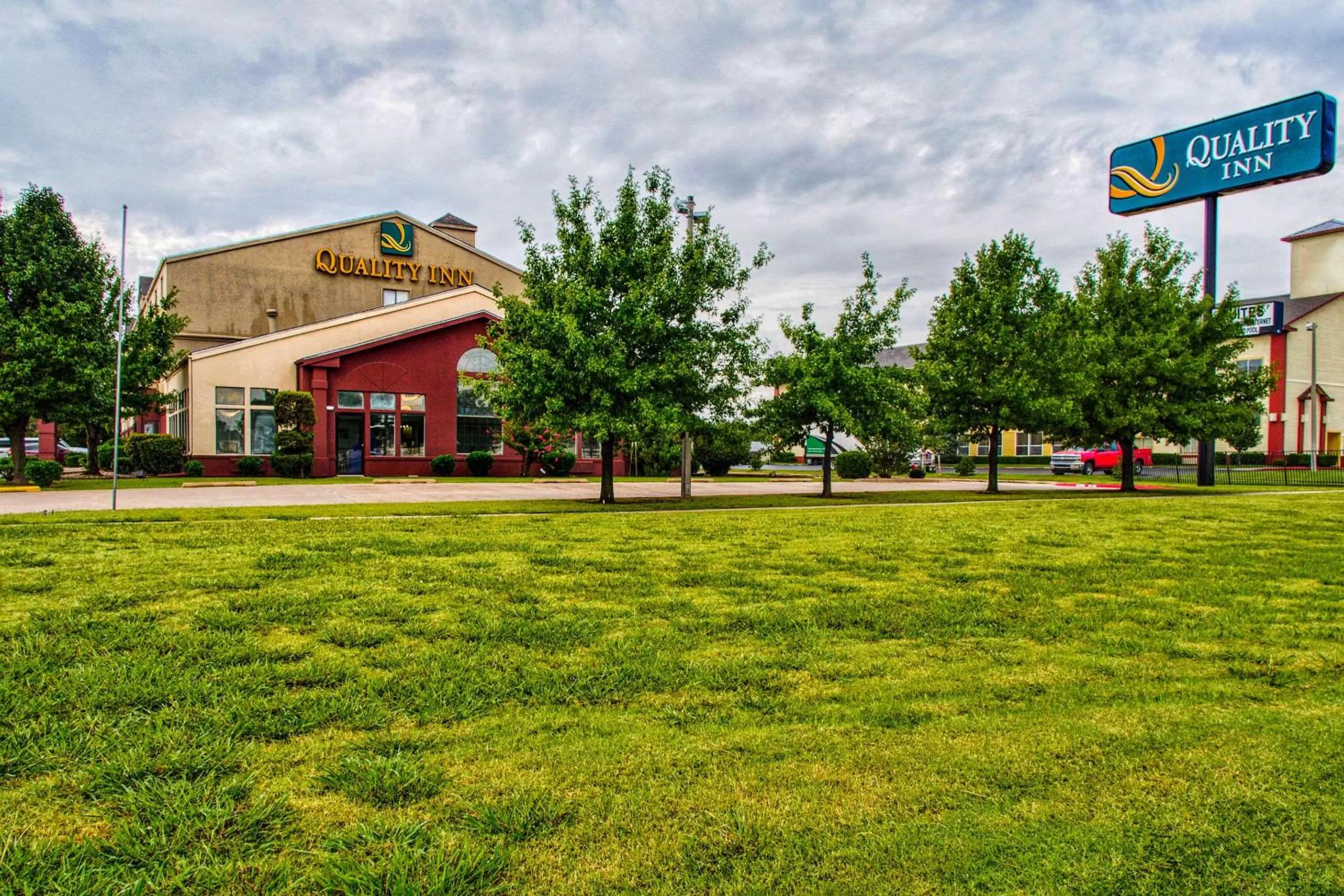 Property building in Quality Inn Moore - Oklahoma City