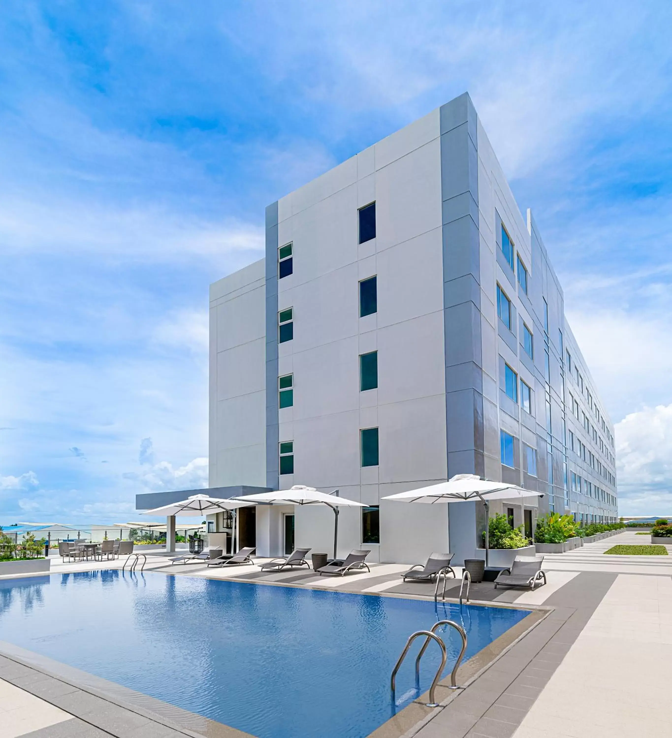 Swimming pool, Property Building in Park Inn By Radisson Bacolod