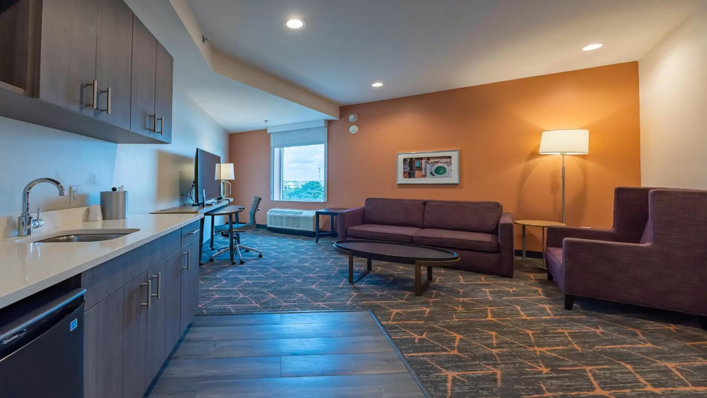 Living room, Kitchen/Kitchenette in Holiday Inn & Suites Atlanta Perimeter Dunwoody, an IHG Hotel