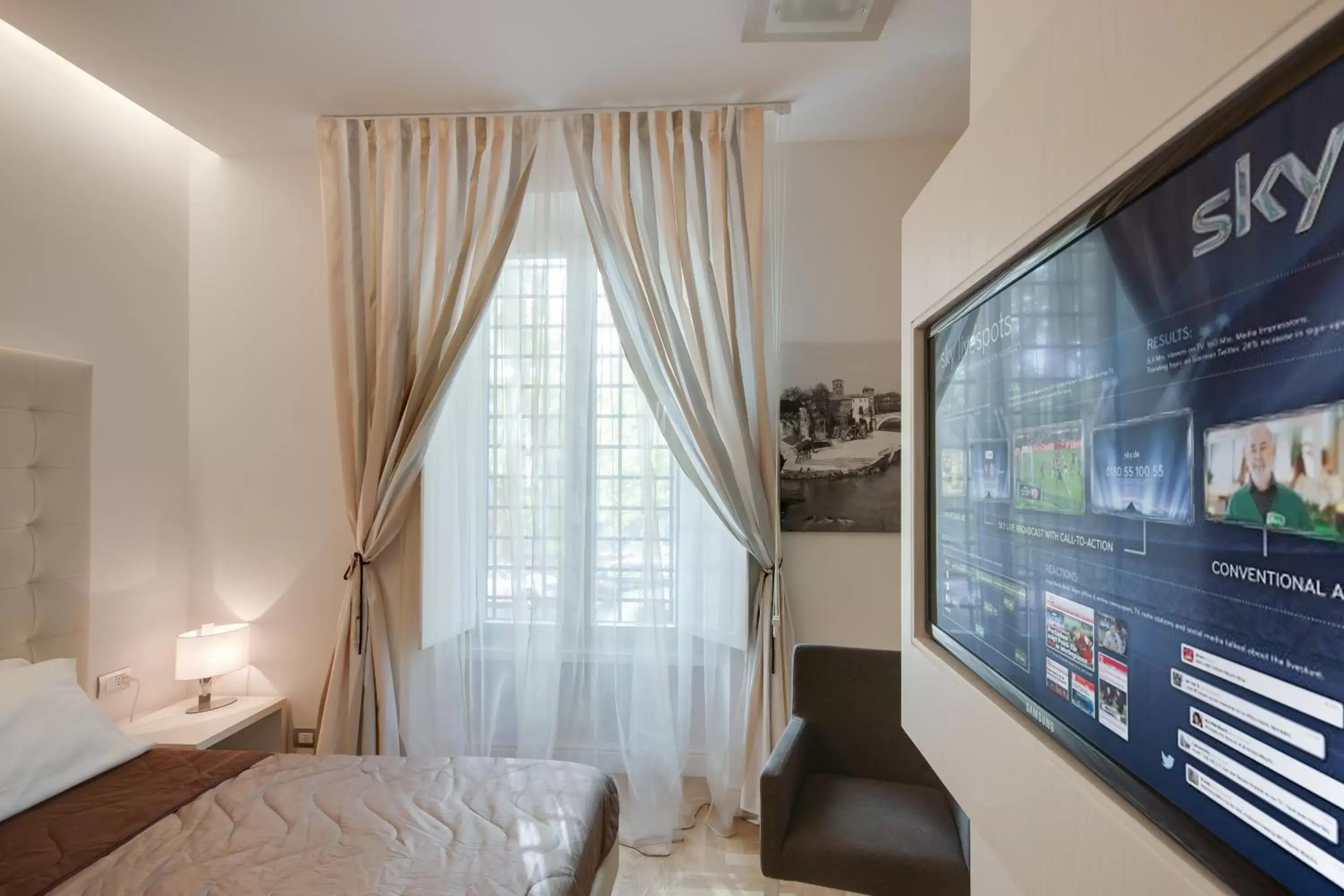 Bed, TV/Entertainment Center in Rome River Inn