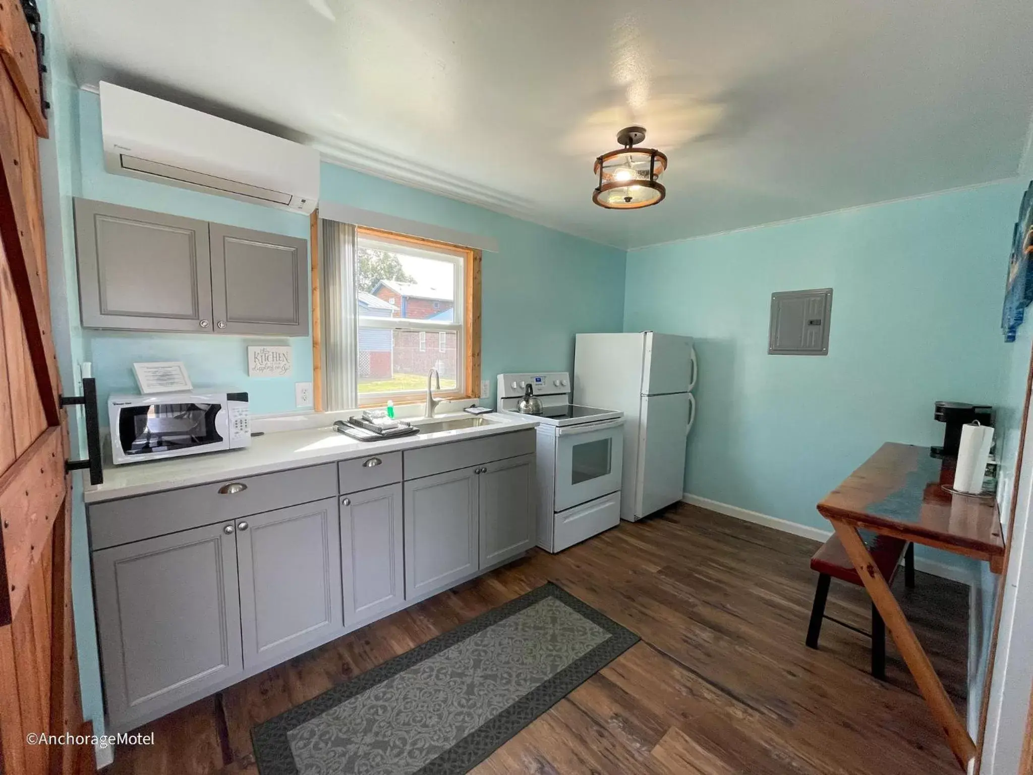 Kitchen/Kitchenette in The Anchorage Motel