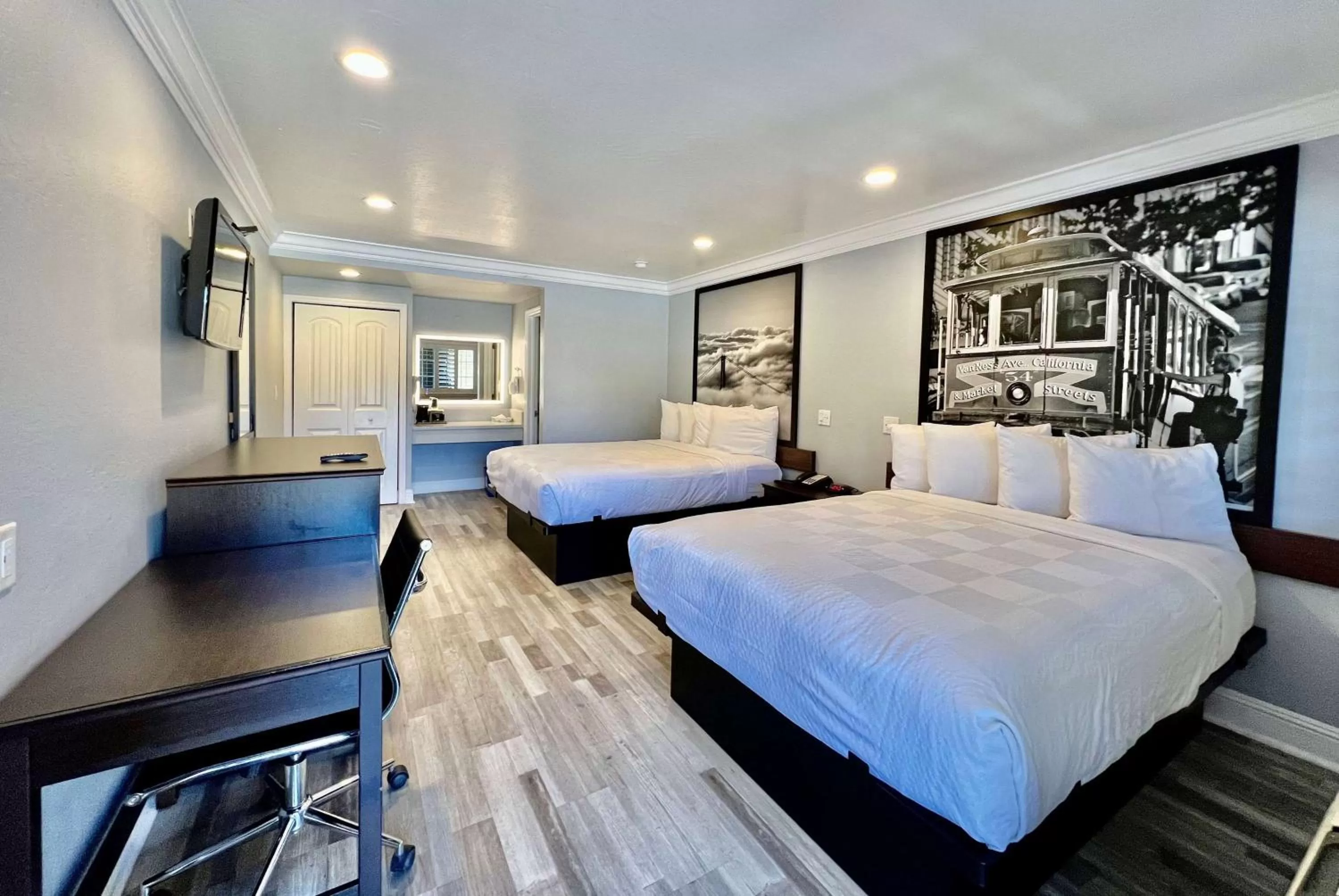 Photo of the whole room, Bed in Aura Inn Monterey