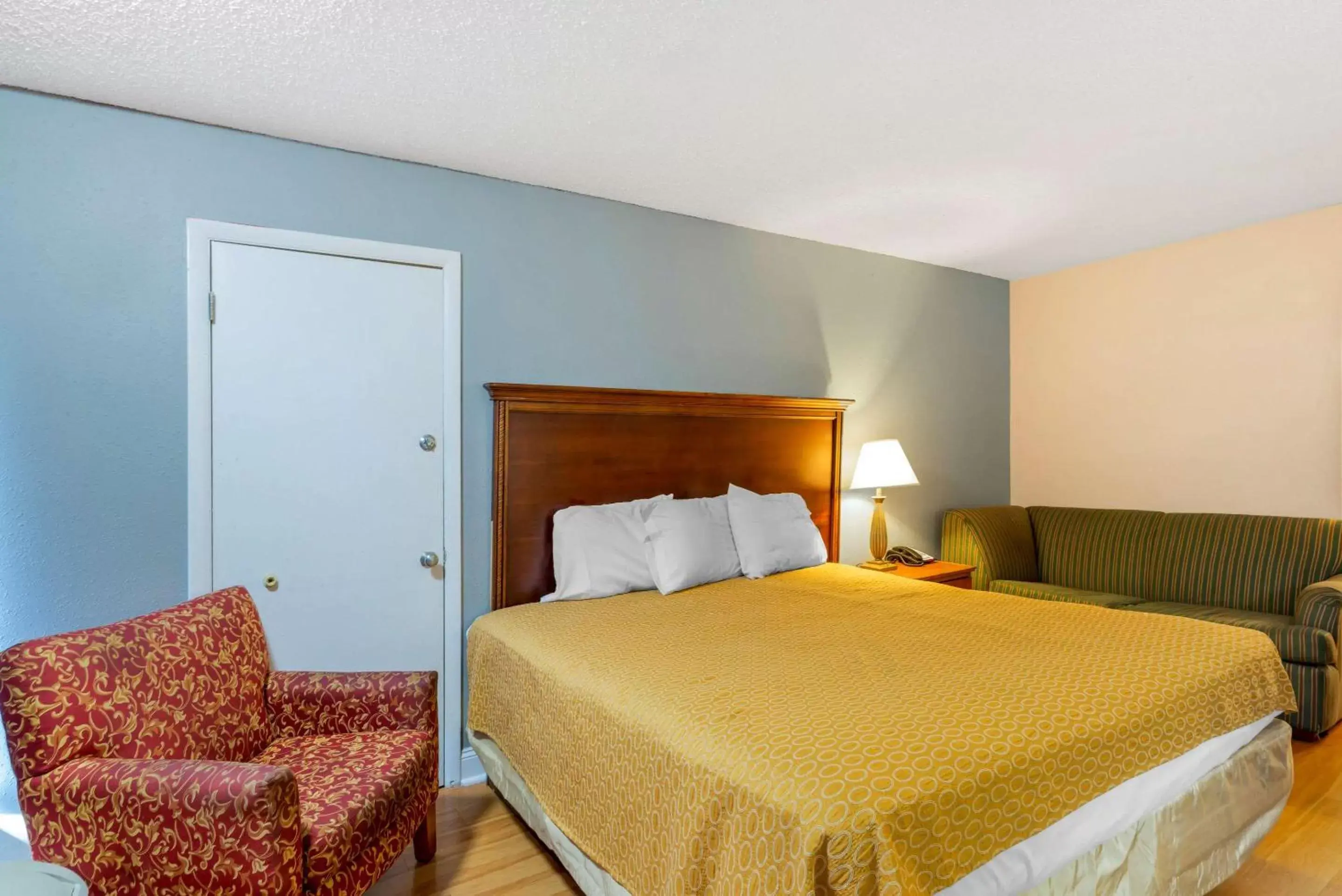 Bedroom, Bed in Rodeway Inn Colonial Heights I-95