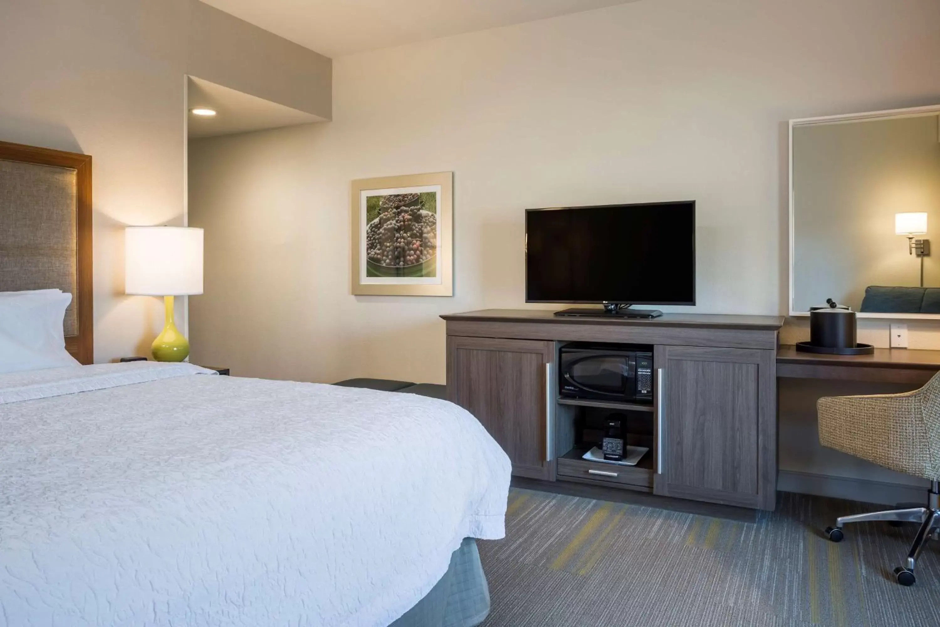 Bed, TV/Entertainment Center in Hampton Inn & Suites- Seattle Woodinville Wa