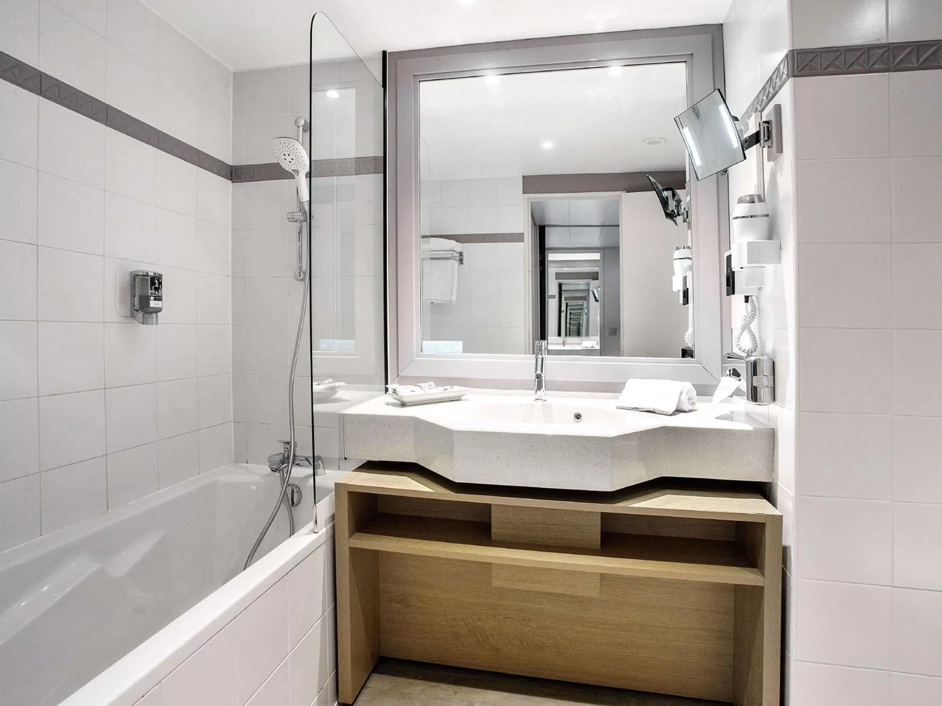 Photo of the whole room, Bathroom in Mercure Toulouse Aéroport Golf de Seilh