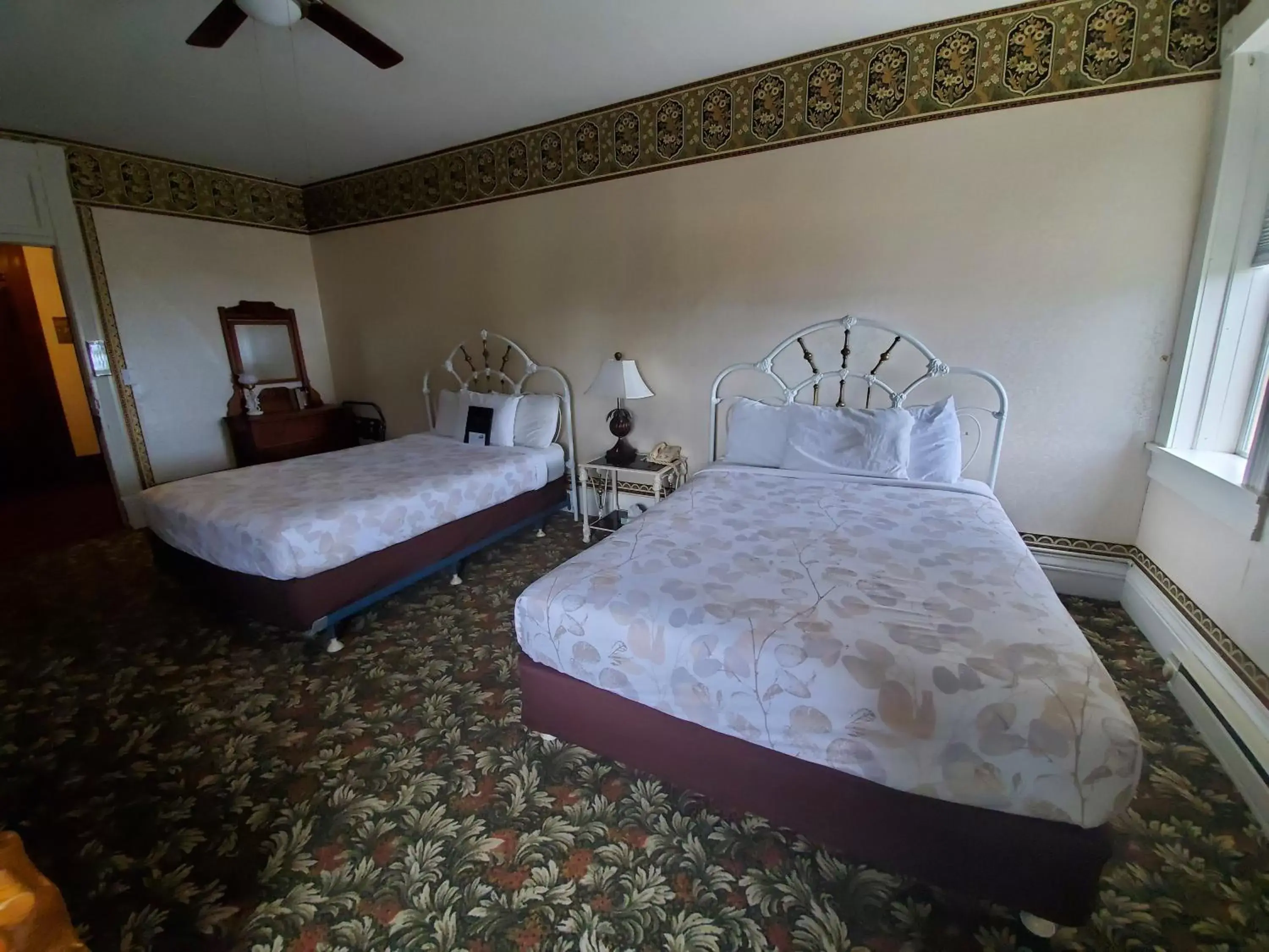 Bedroom, Bed in Manresa Castle