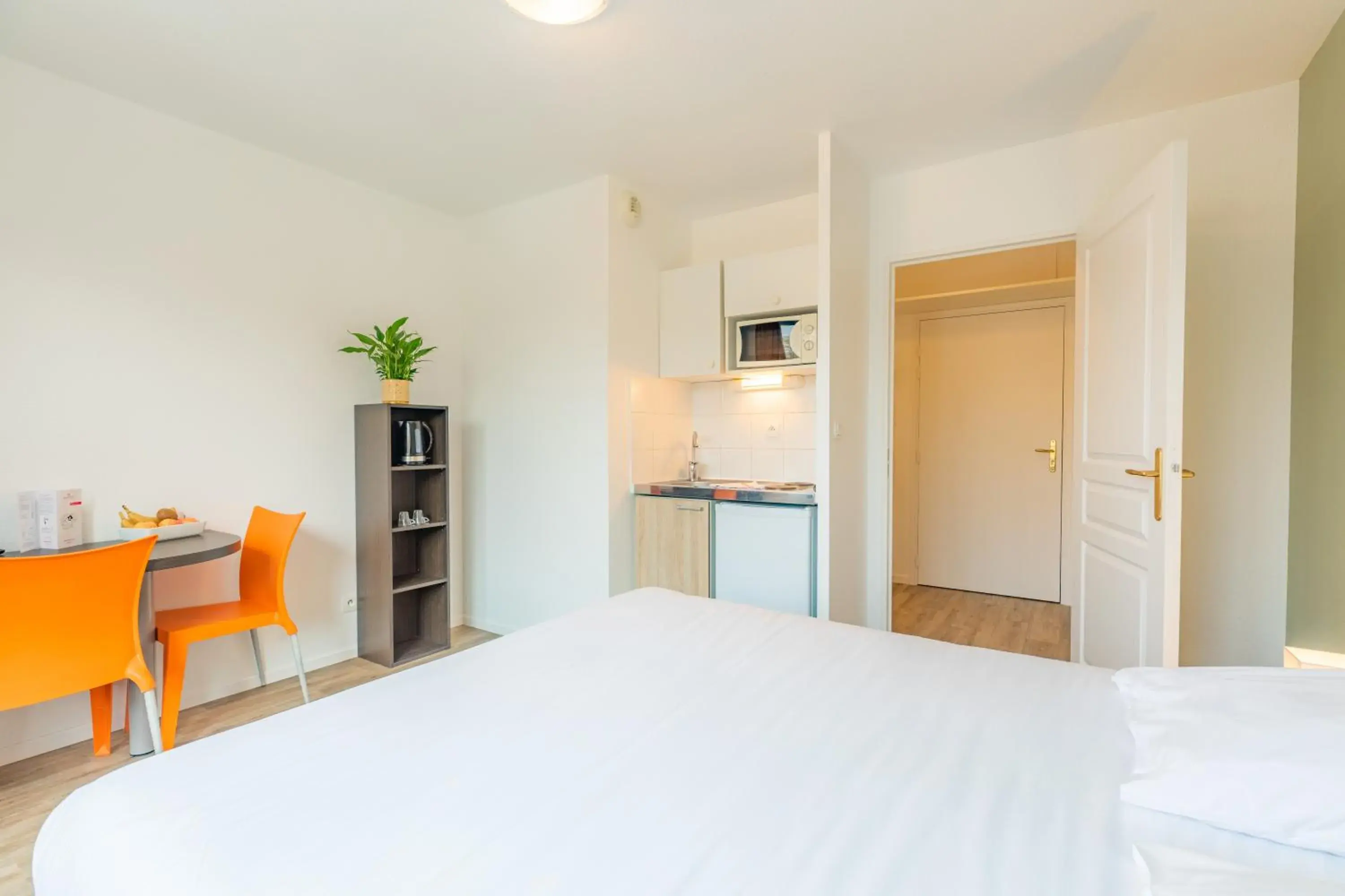 Photo of the whole room, Bed in Appart'City Classic Bourg-en-Bresse Photo of the whole room, Bed in Appart'City Classic Bourg-en-Bresse