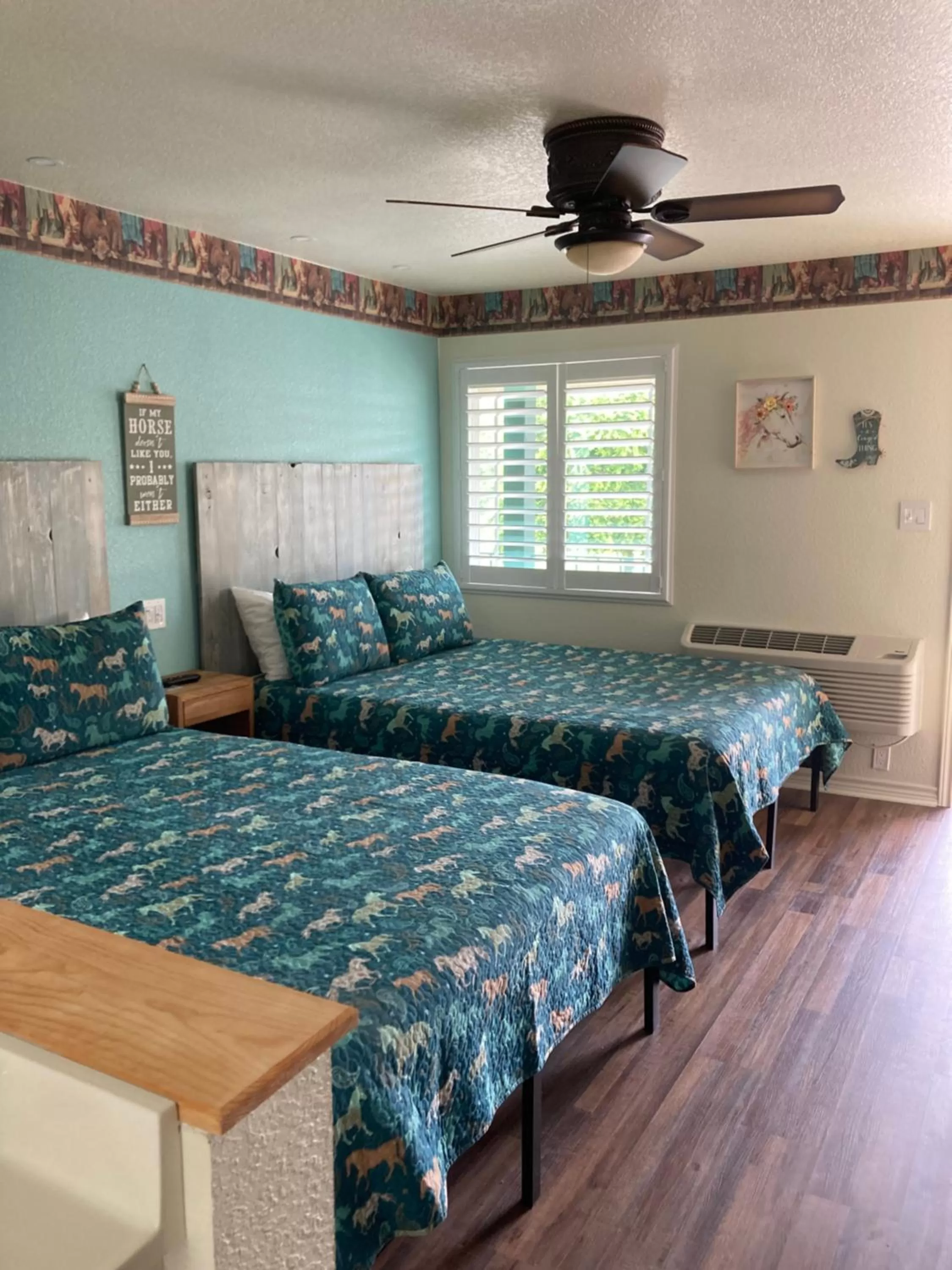 Bed in Horseshoe Riverside Lodge