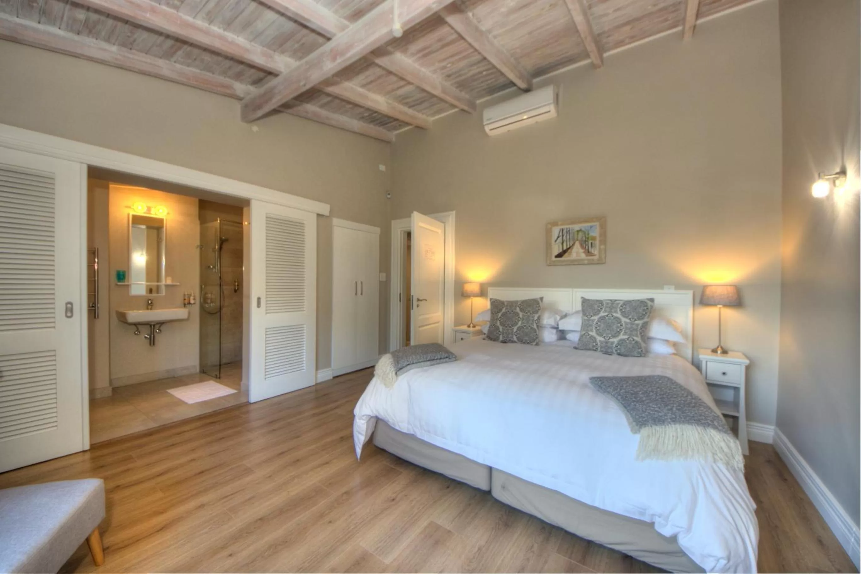 Photo of the whole room, Bed in Amberhall Guesthouse