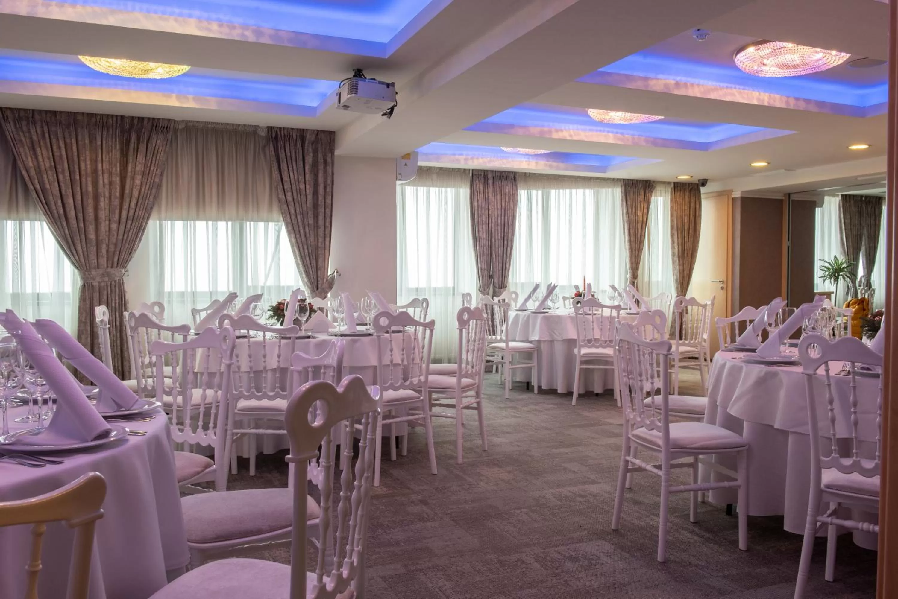 Entertainment, Restaurant/Places to Eat in Hotel Ambasador