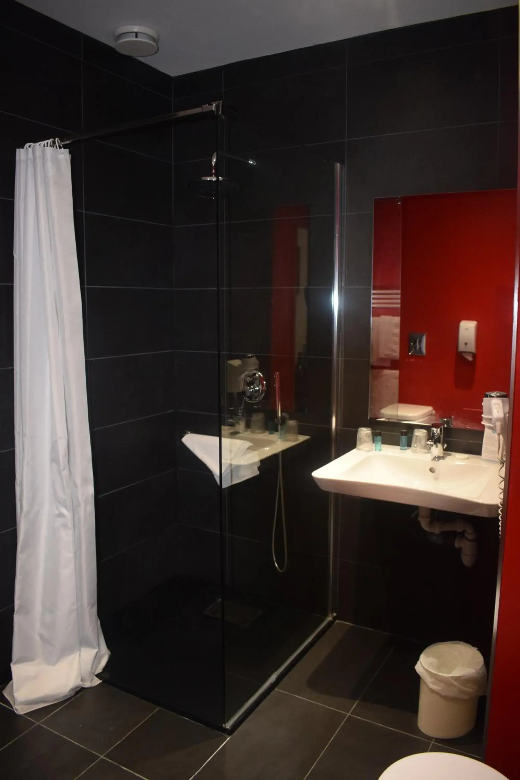 Bathroom in Metropol Hotel