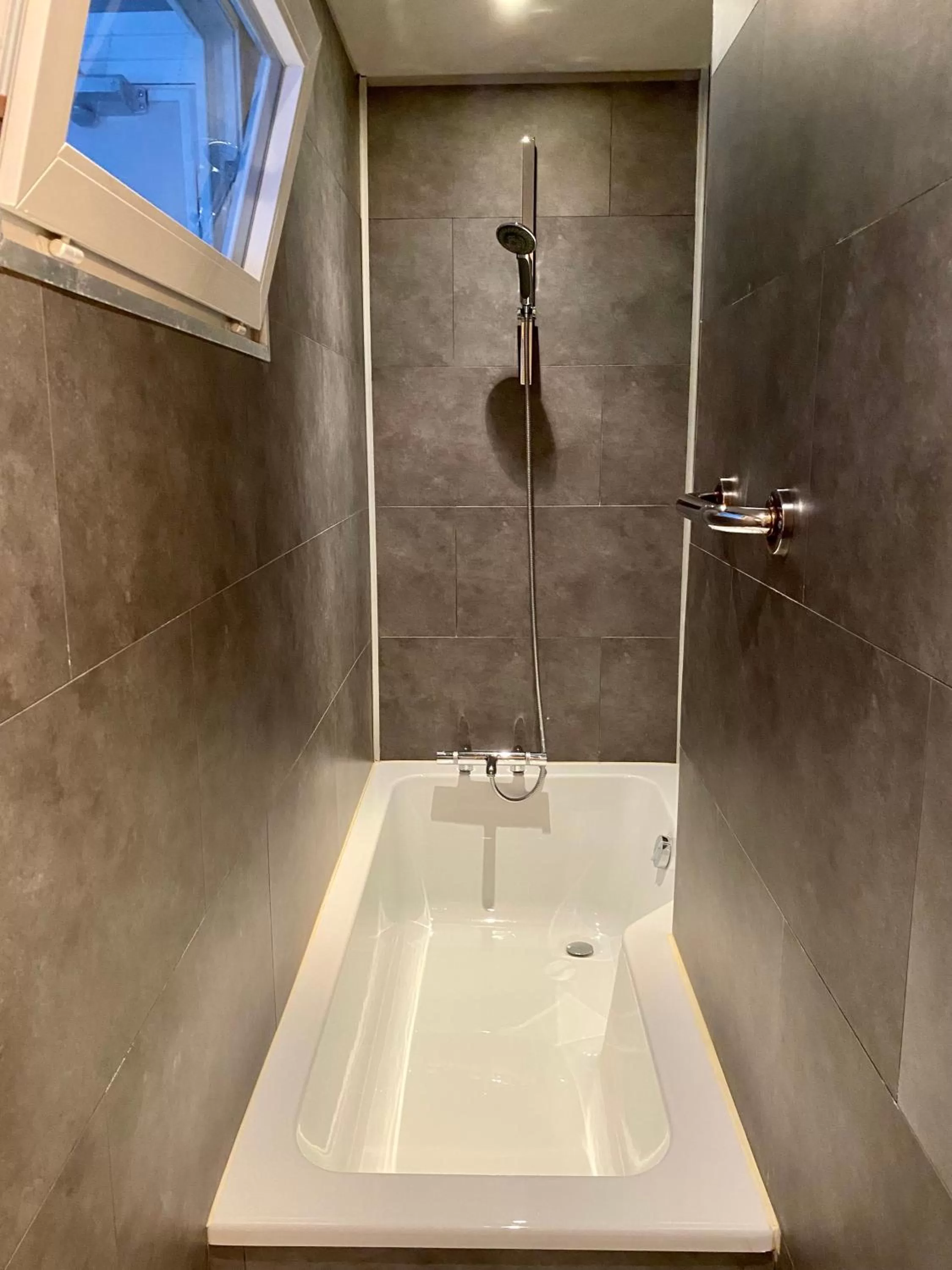 Bedroom, Bathroom in Hôtel Céline - Hôtel de la Gare