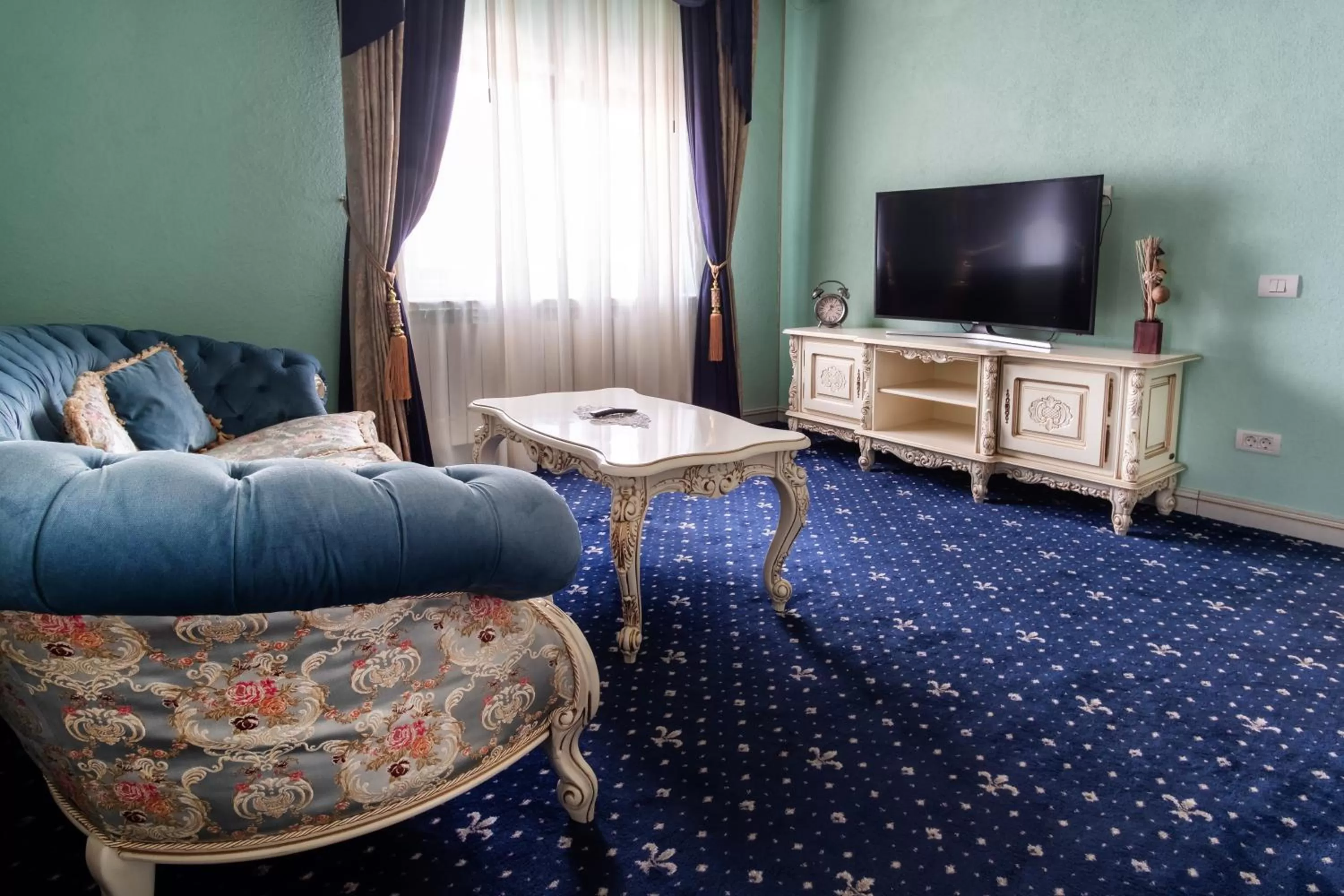 TV and multimedia in JMR Royal -Luxury Rooms & Private Sauna