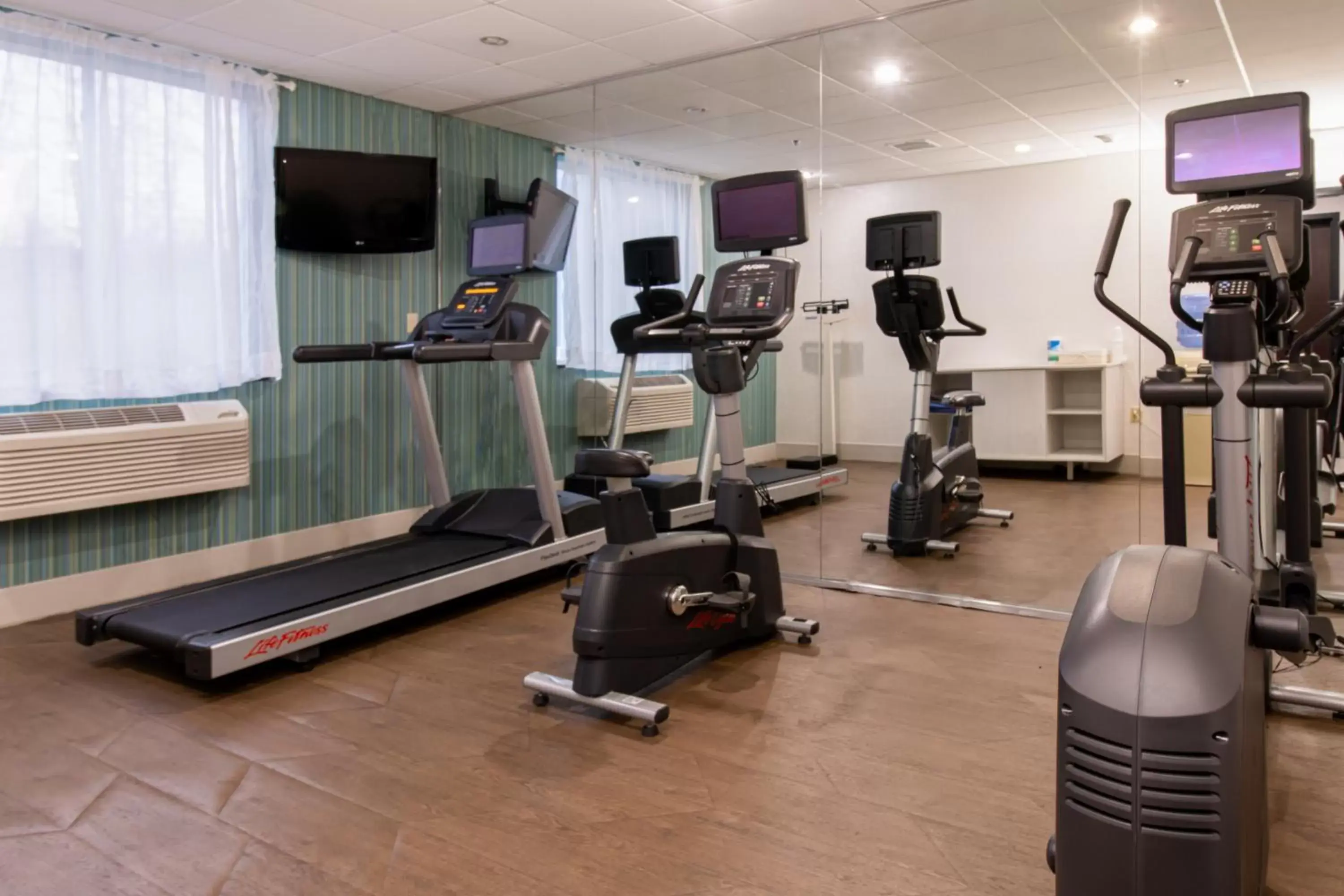Fitness centre/facilities, Fitness Center/Facilities in Holiday Inn Express Hotel & Suites Swansea, an IHG Hotel