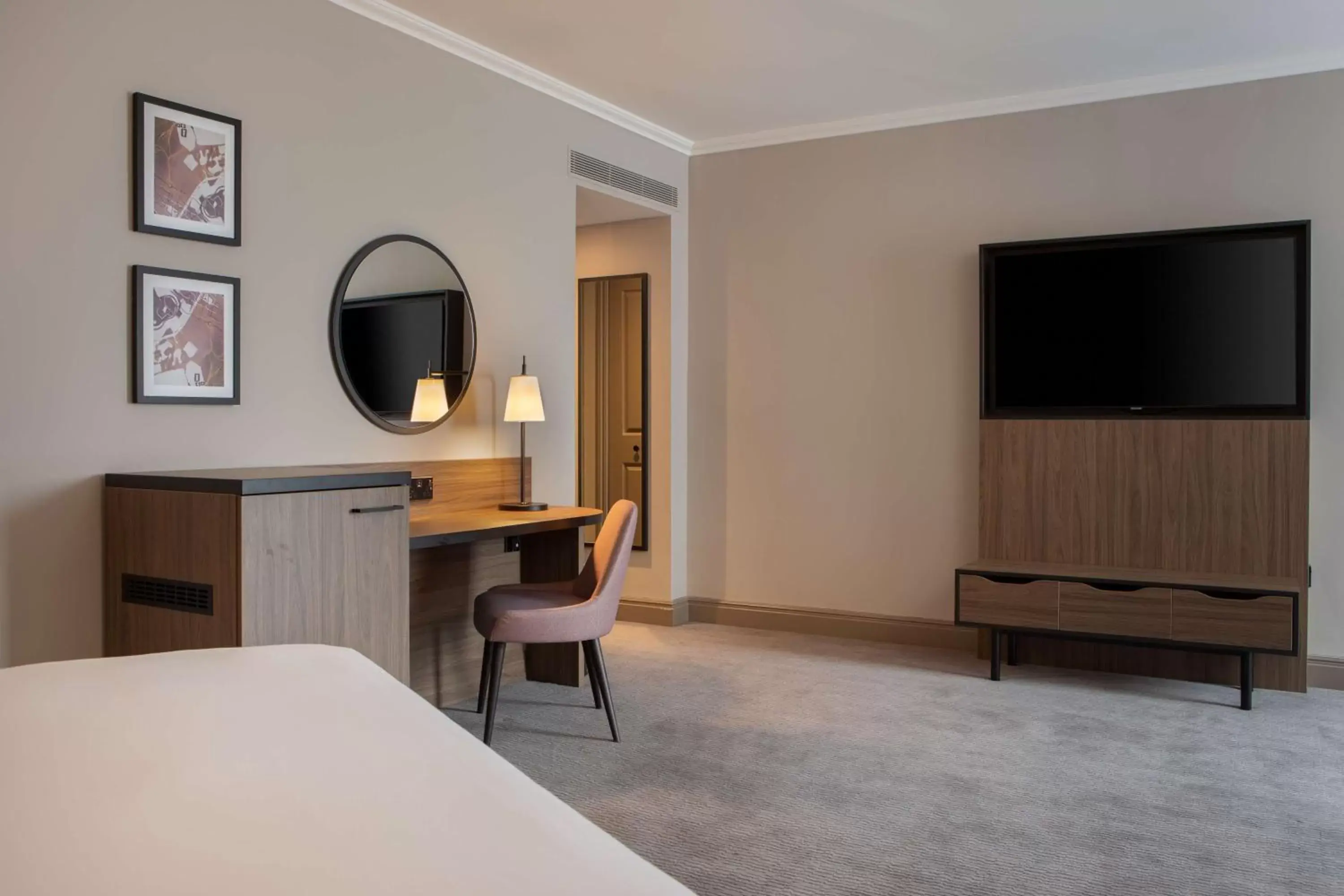 Bedroom, TV/Entertainment Center in DoubleTree by Hilton Dartford Bridge