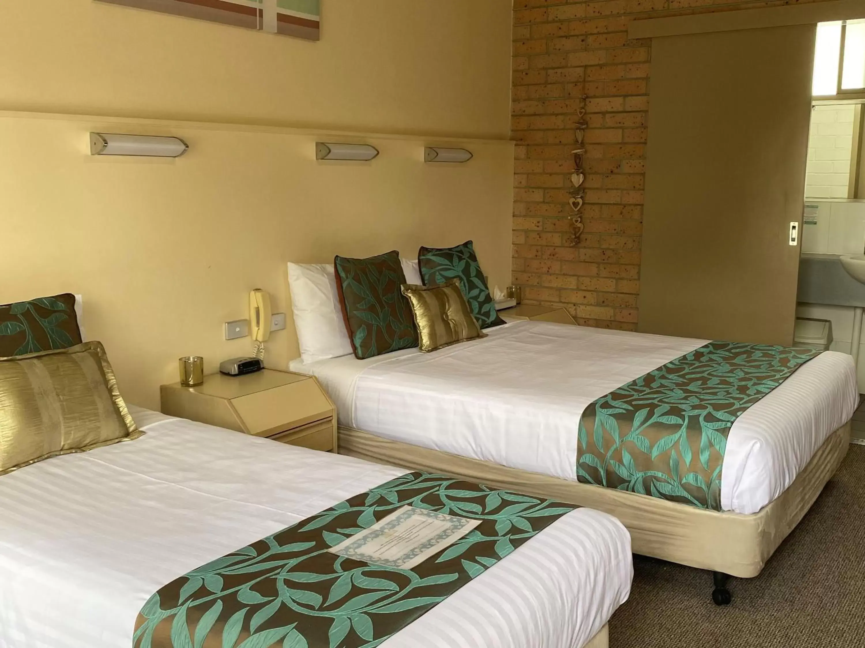 Bed in Marriott Park Motel Bed in Marriott Park Motel