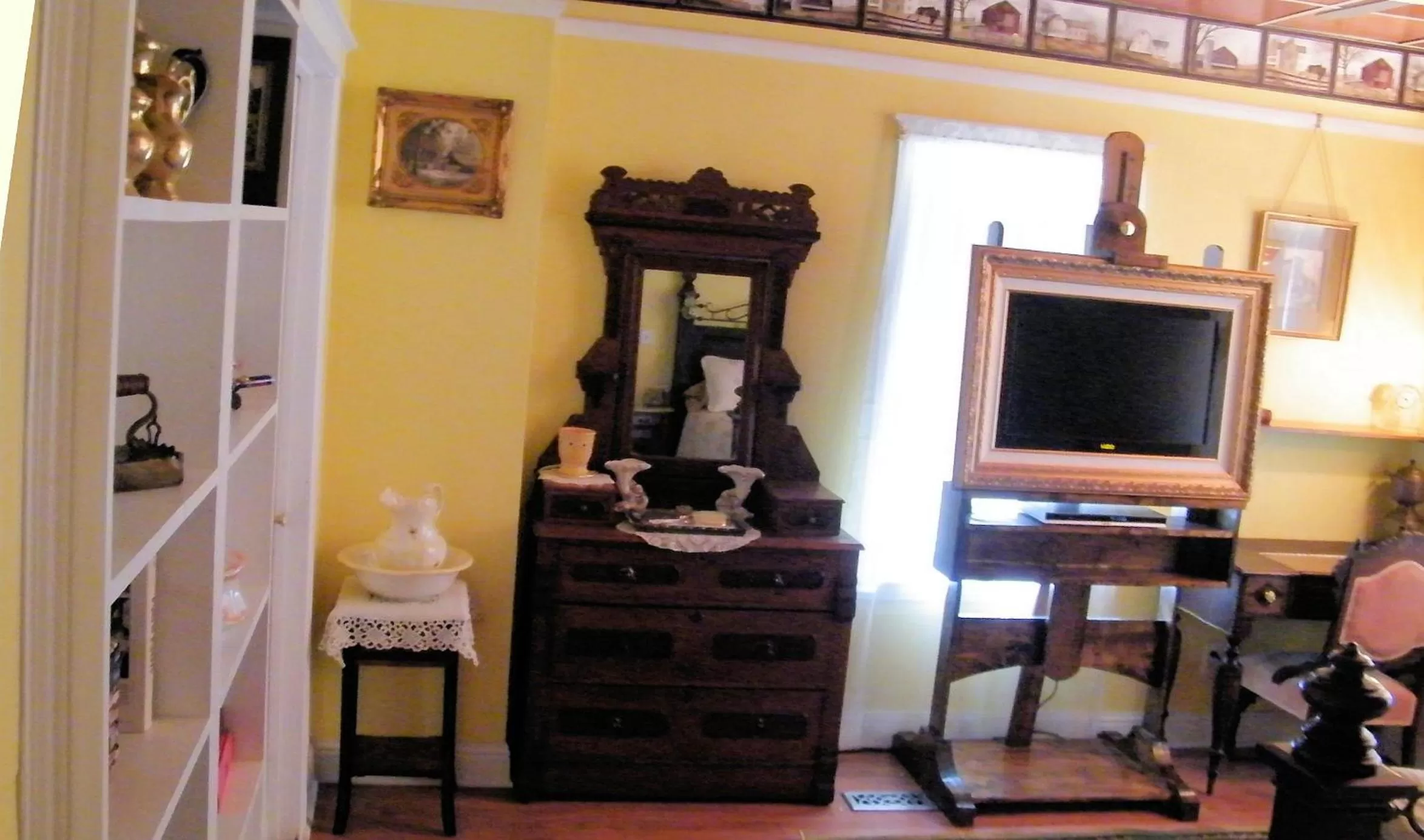 TV/Entertainment Center in Book Nook Inn