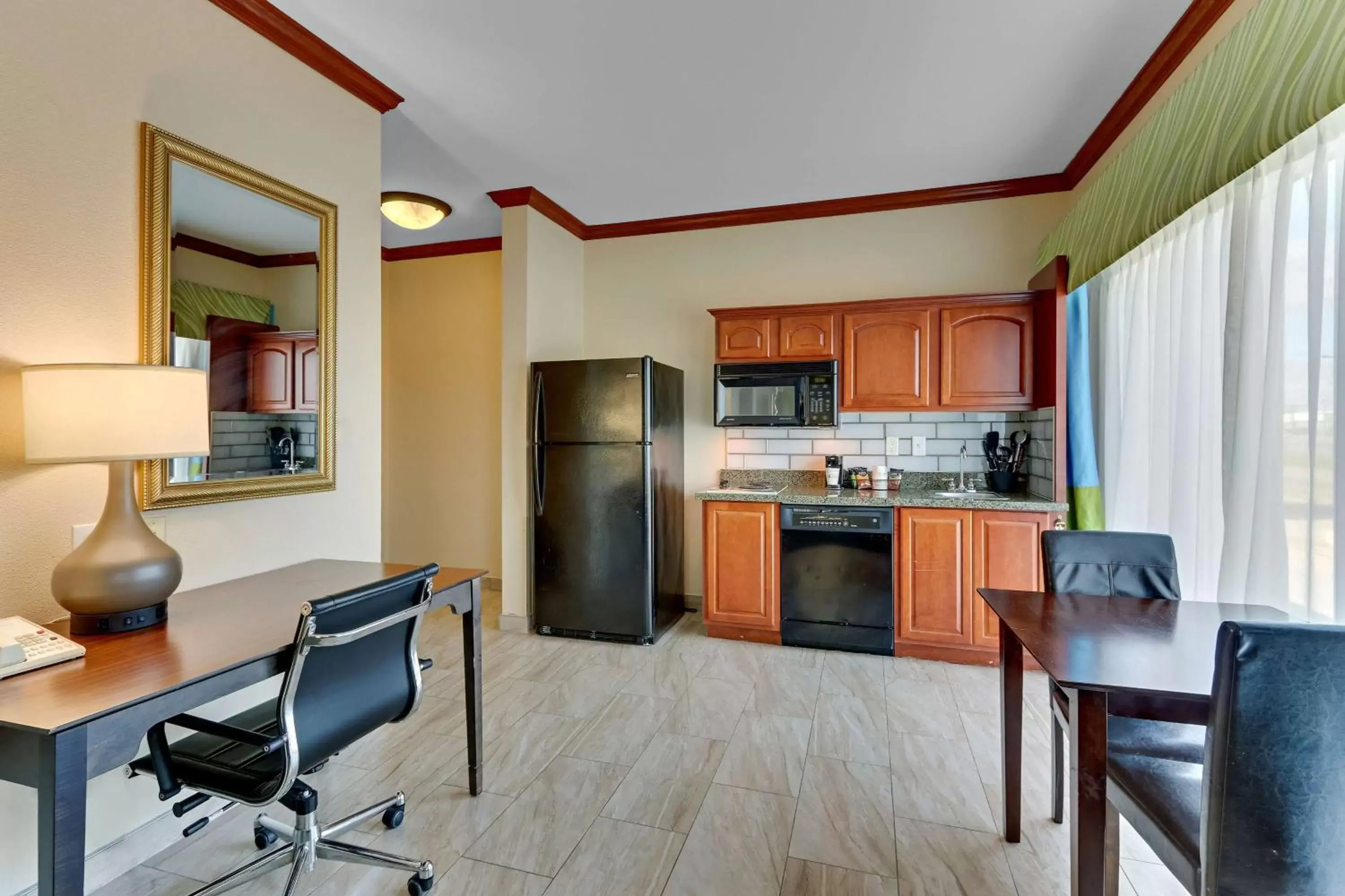 Bedroom, Kitchen/Kitchenette in Best Western Plus Woodway Waco South Inn & Suites