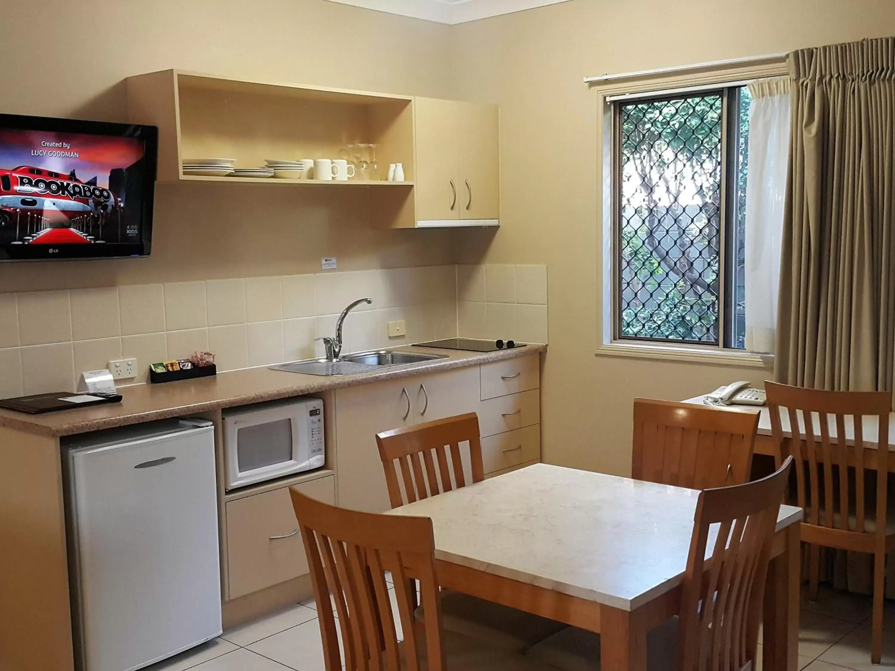 Kitchen or kitchenette, Kitchen/Kitchenette in Cascade Motel In Townsville