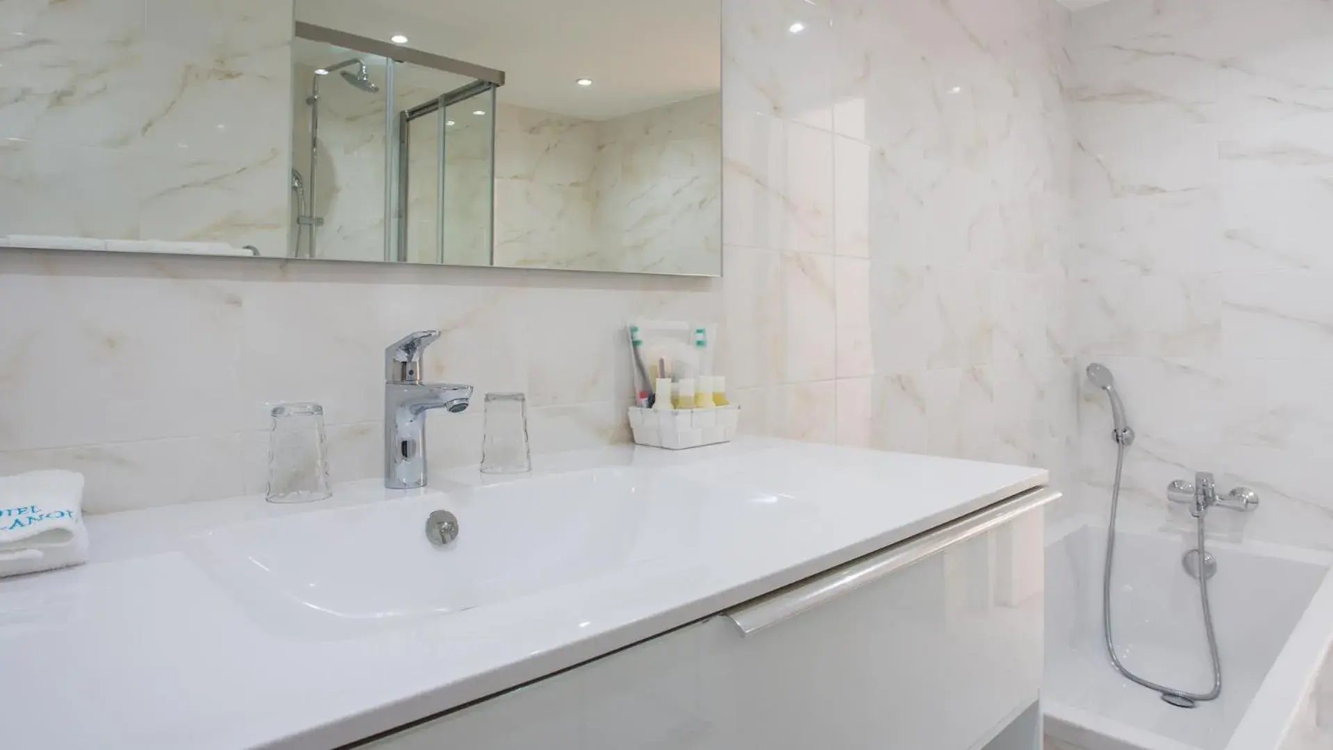 Bathroom in Hotel La Calanque