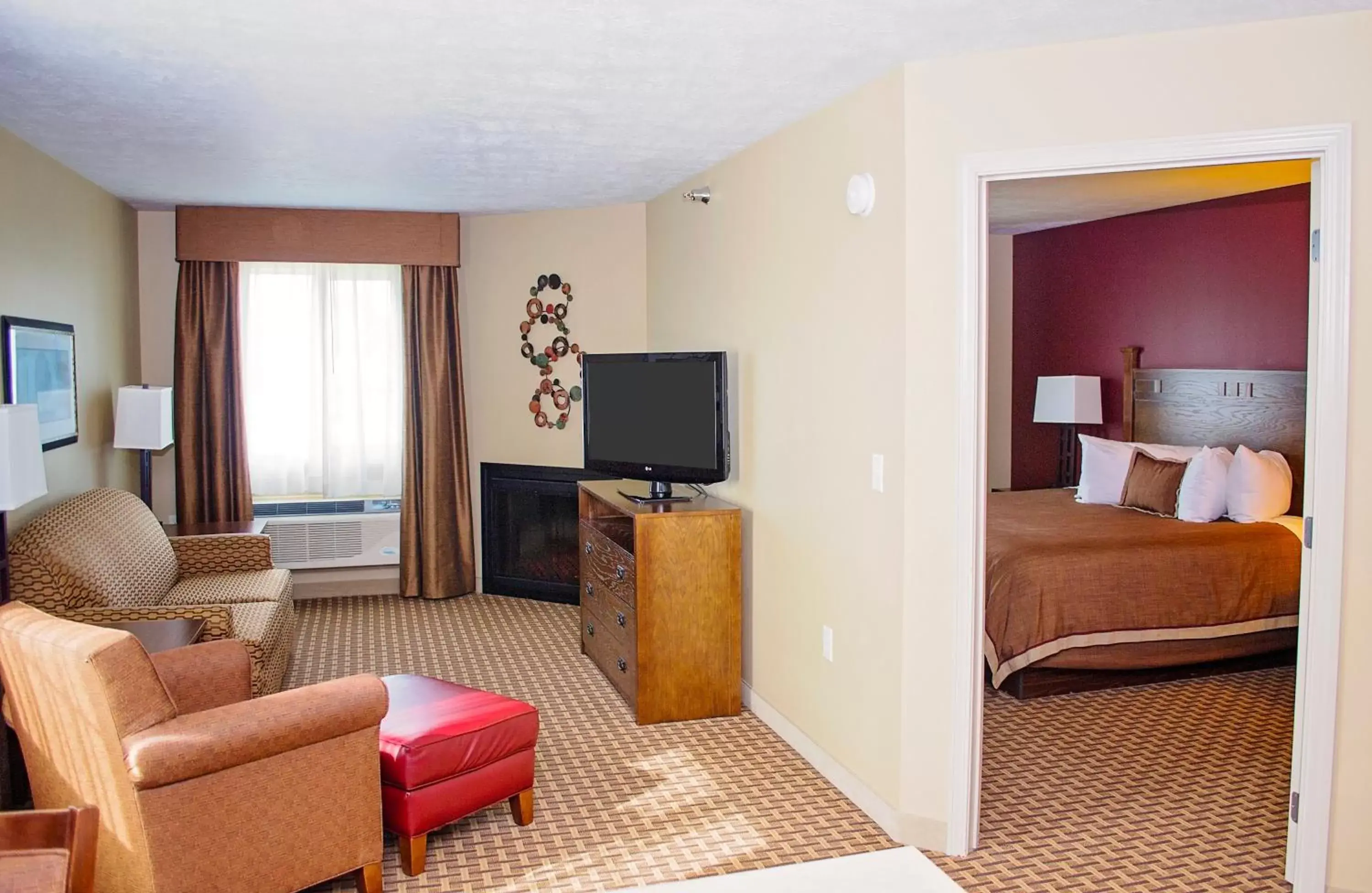 Living room, TV/Entertainment Center in GrandStay Inn & Suites of Luverne