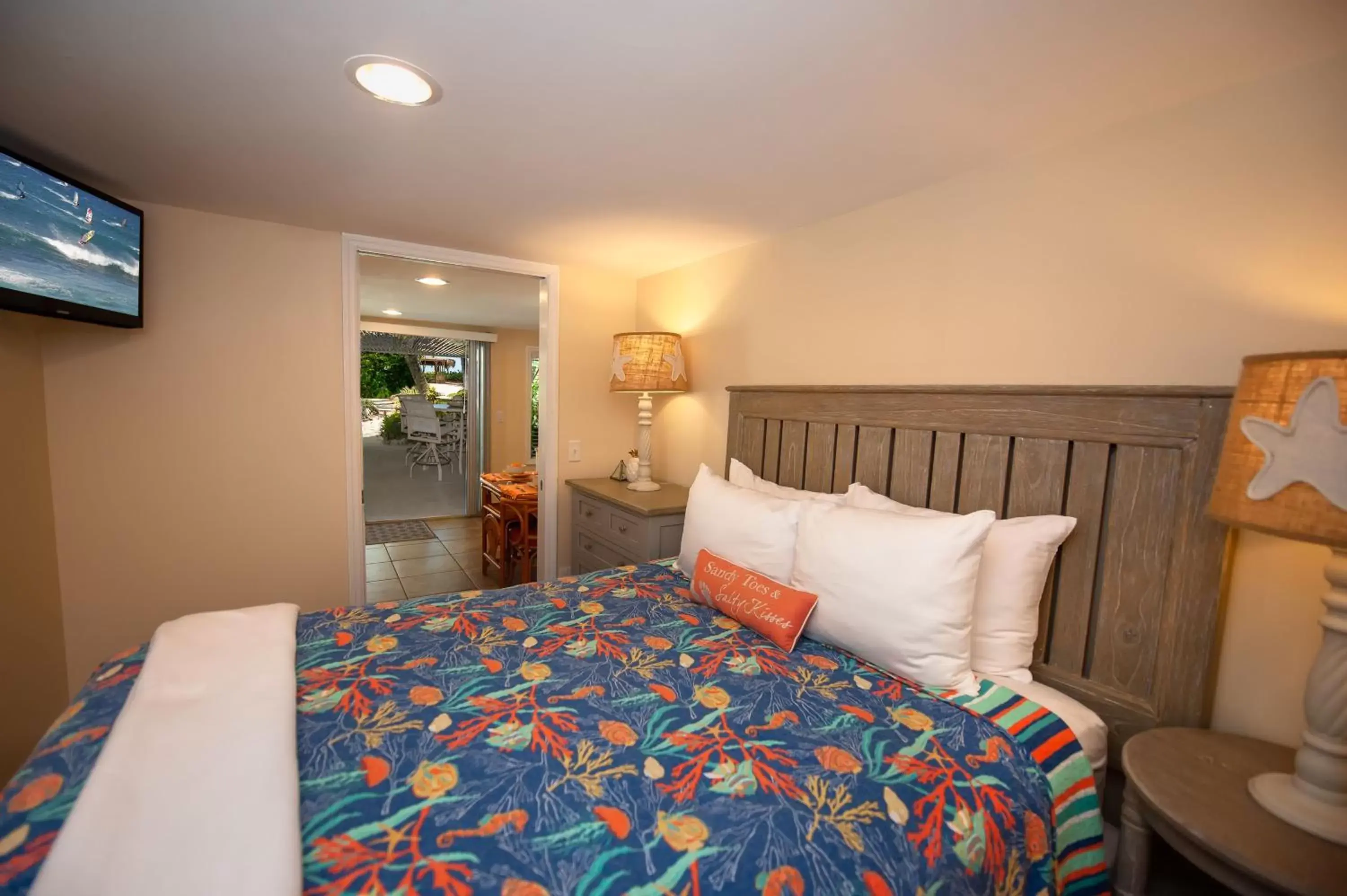 Bed in Cedar Cove Resort & Cottages