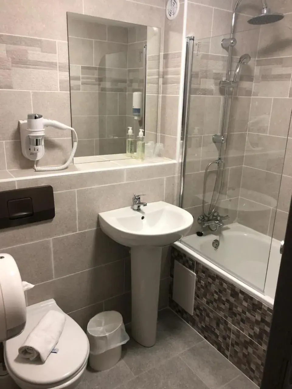 Bathroom in Brit Hotel Plaisance A9/A61