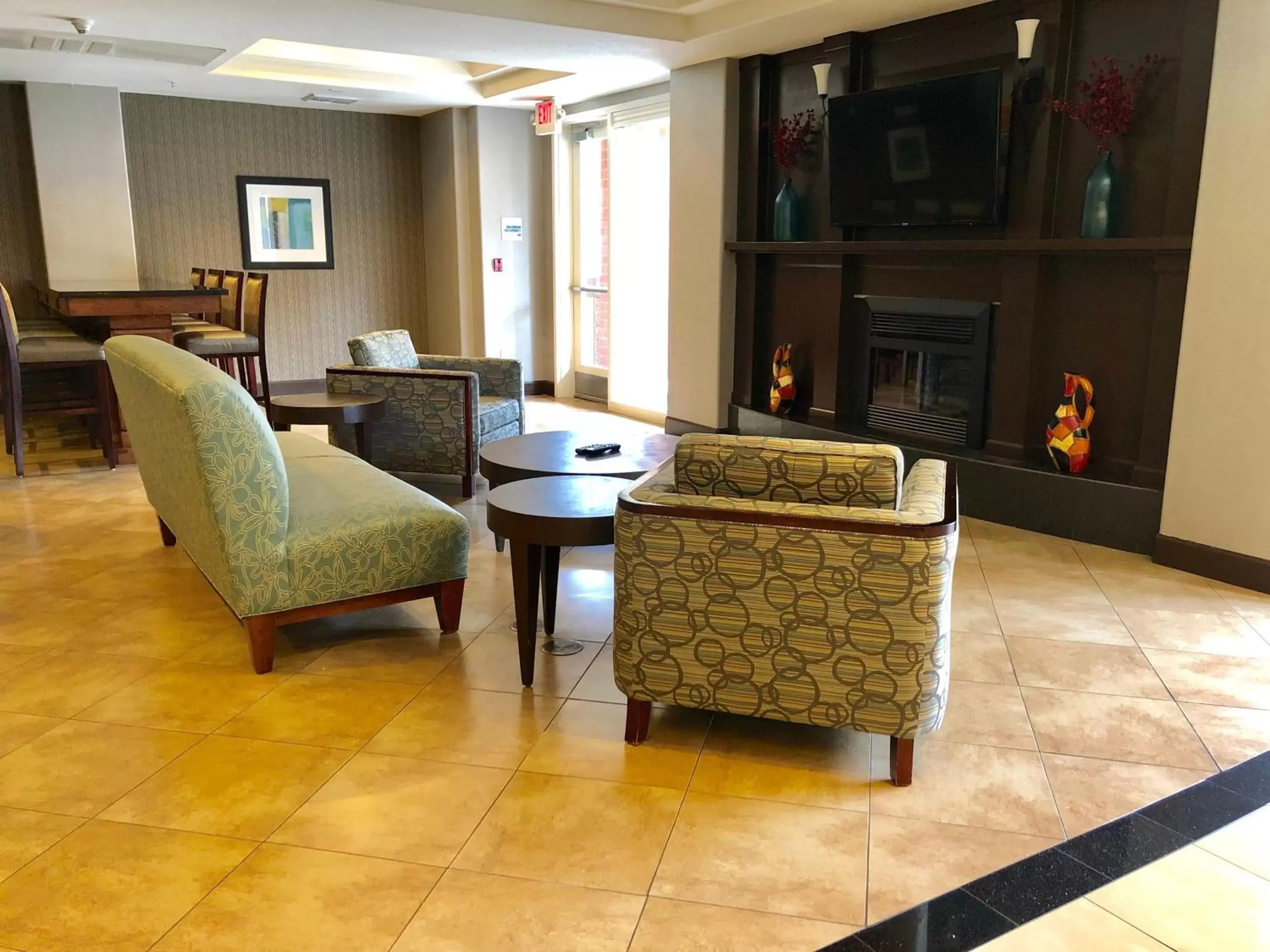 Lobby or reception, Lounge/Bar in Holiday Inn Express Hotel & Suites Vacaville, an IHG Hotel