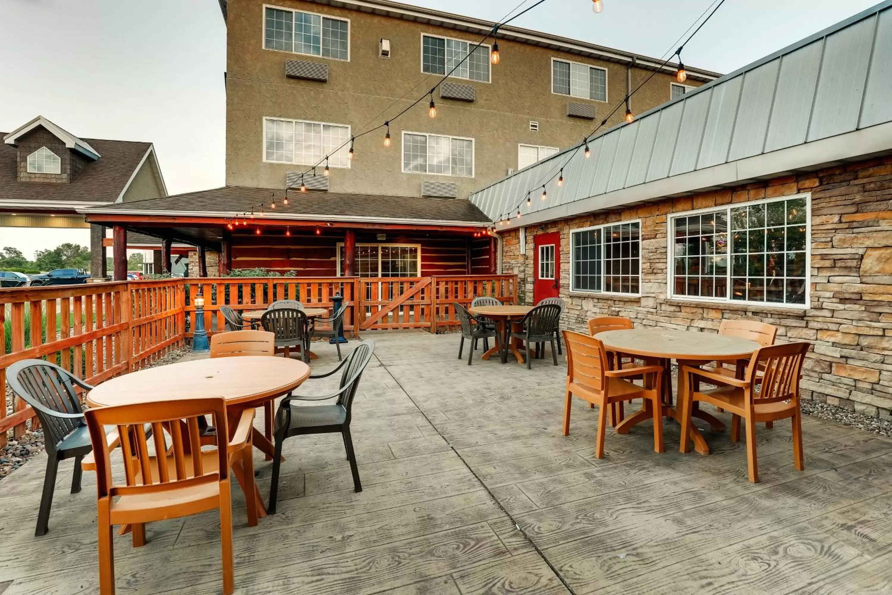 Patio, Restaurant/Places to Eat in Stoney Creek Hotel Columbia