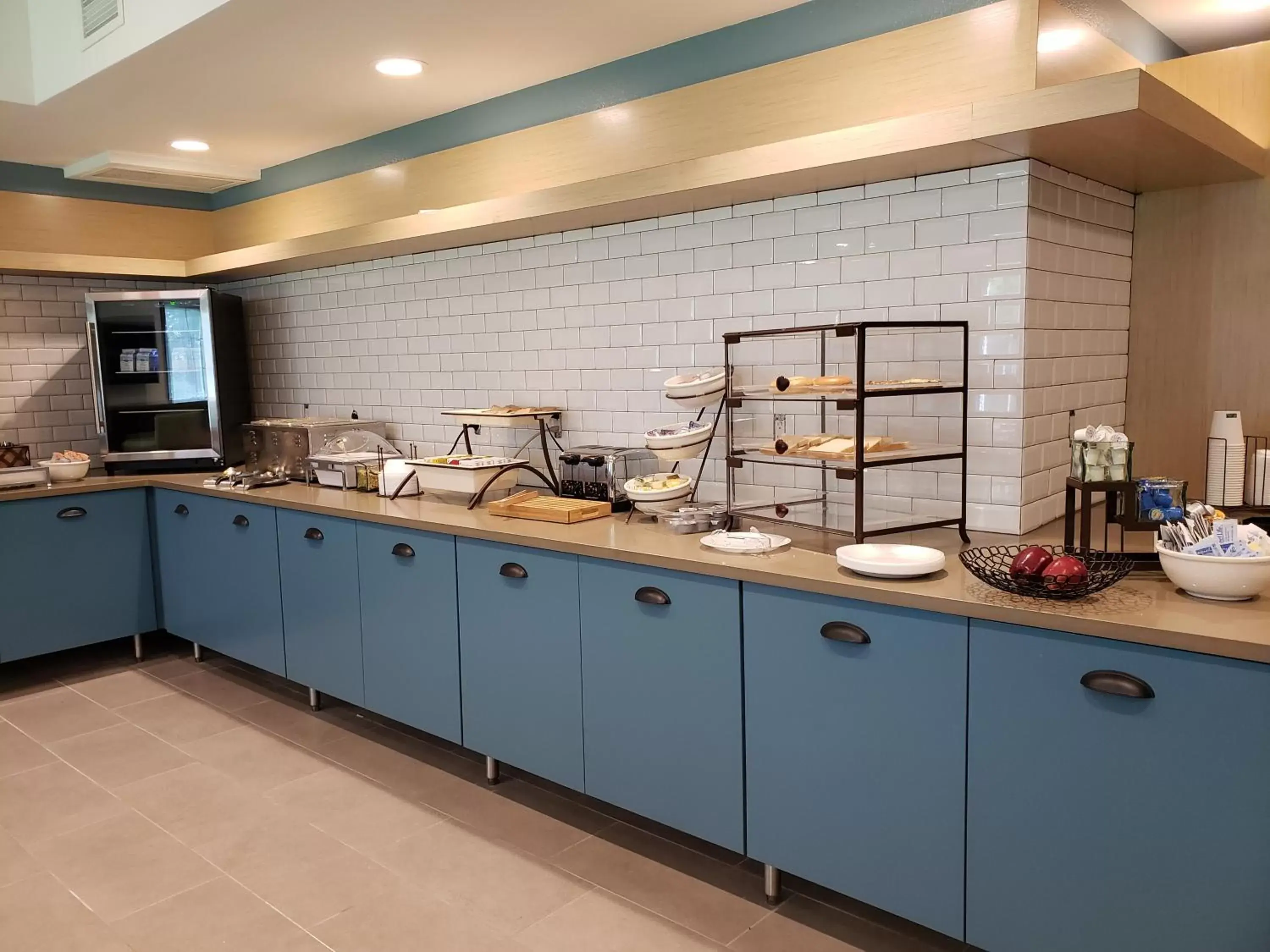 Food and drinks, Kitchen/Kitchenette in Country Inn & Suites by Radisson, Detroit Lakes, MN
