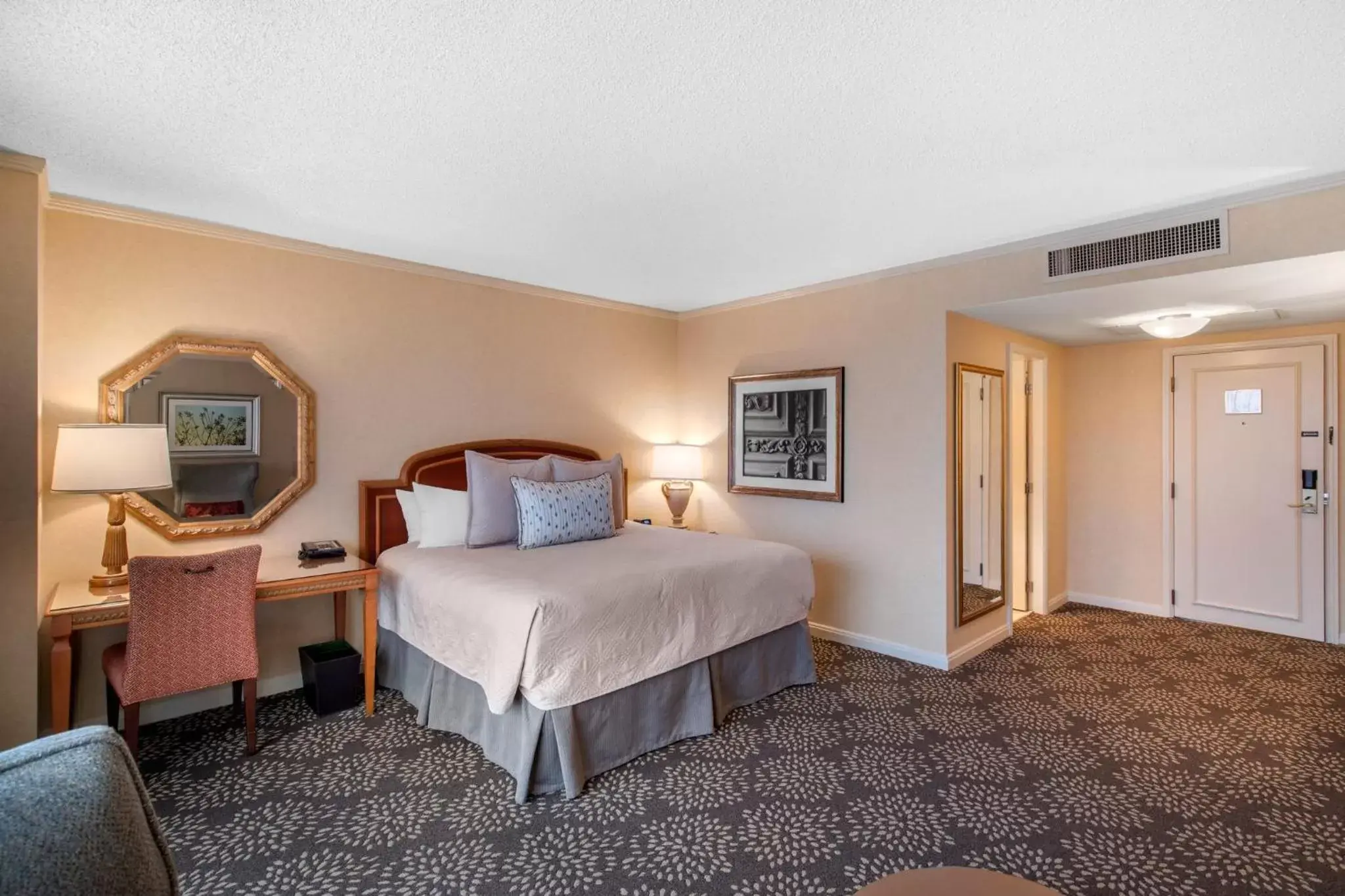 Photo of the whole room, Bed in Omni Las Colinas Hotel