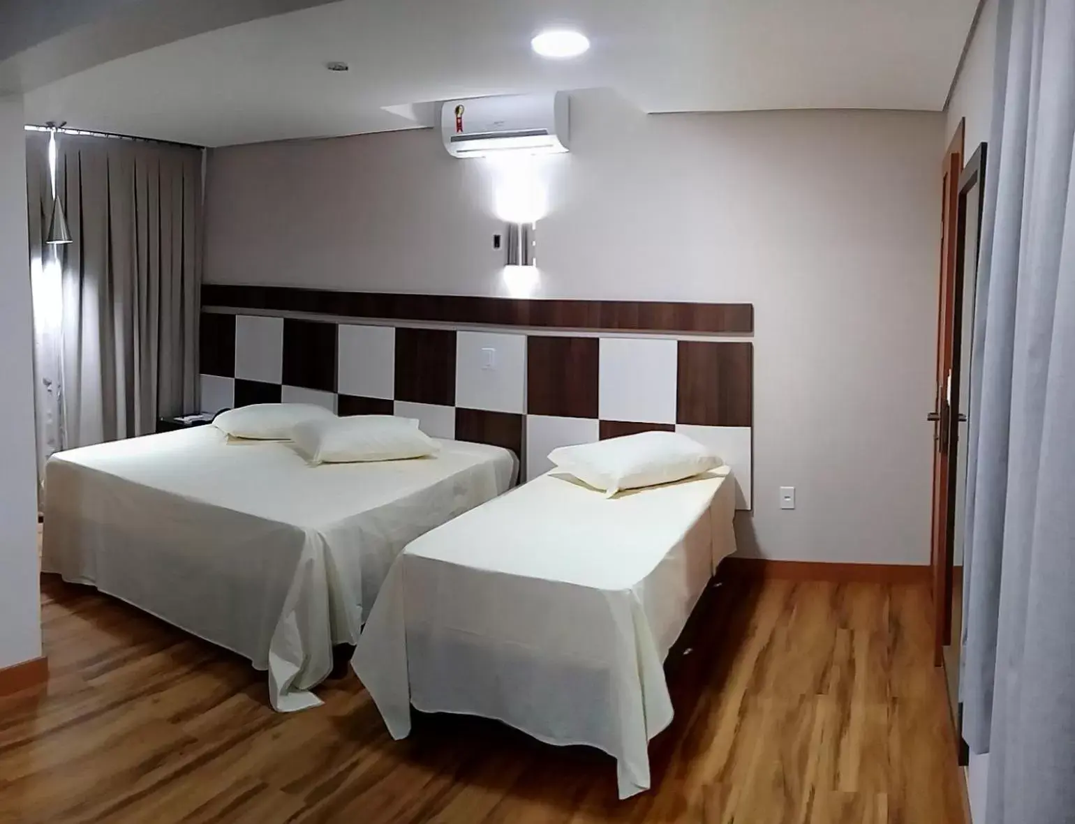 Bed in Hotel Maestro Executive Toledo
