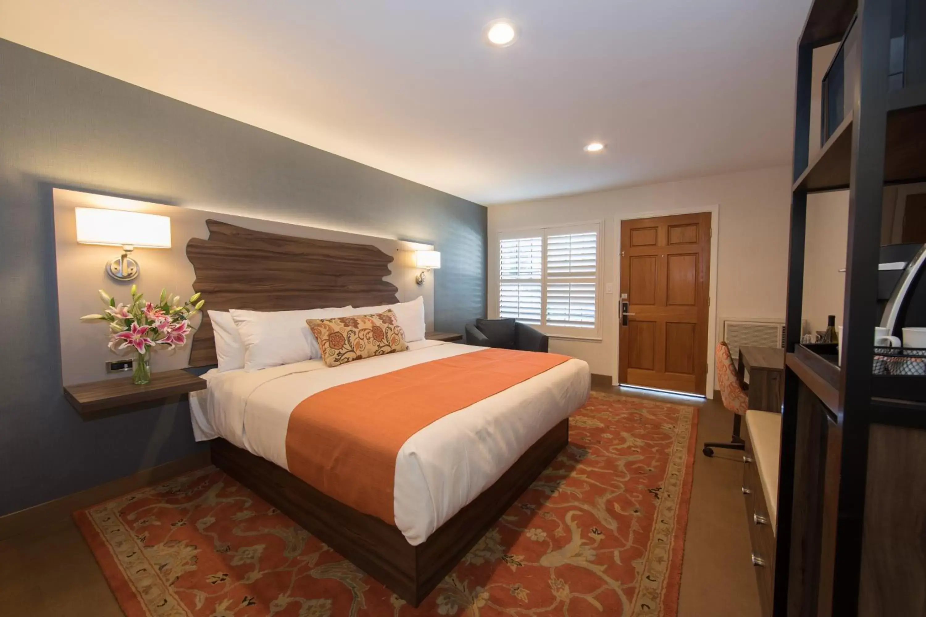 Photo of the whole room, Bed in The Vine Inn Davis Photo of the whole room, Bed in The Vine Inn Davis