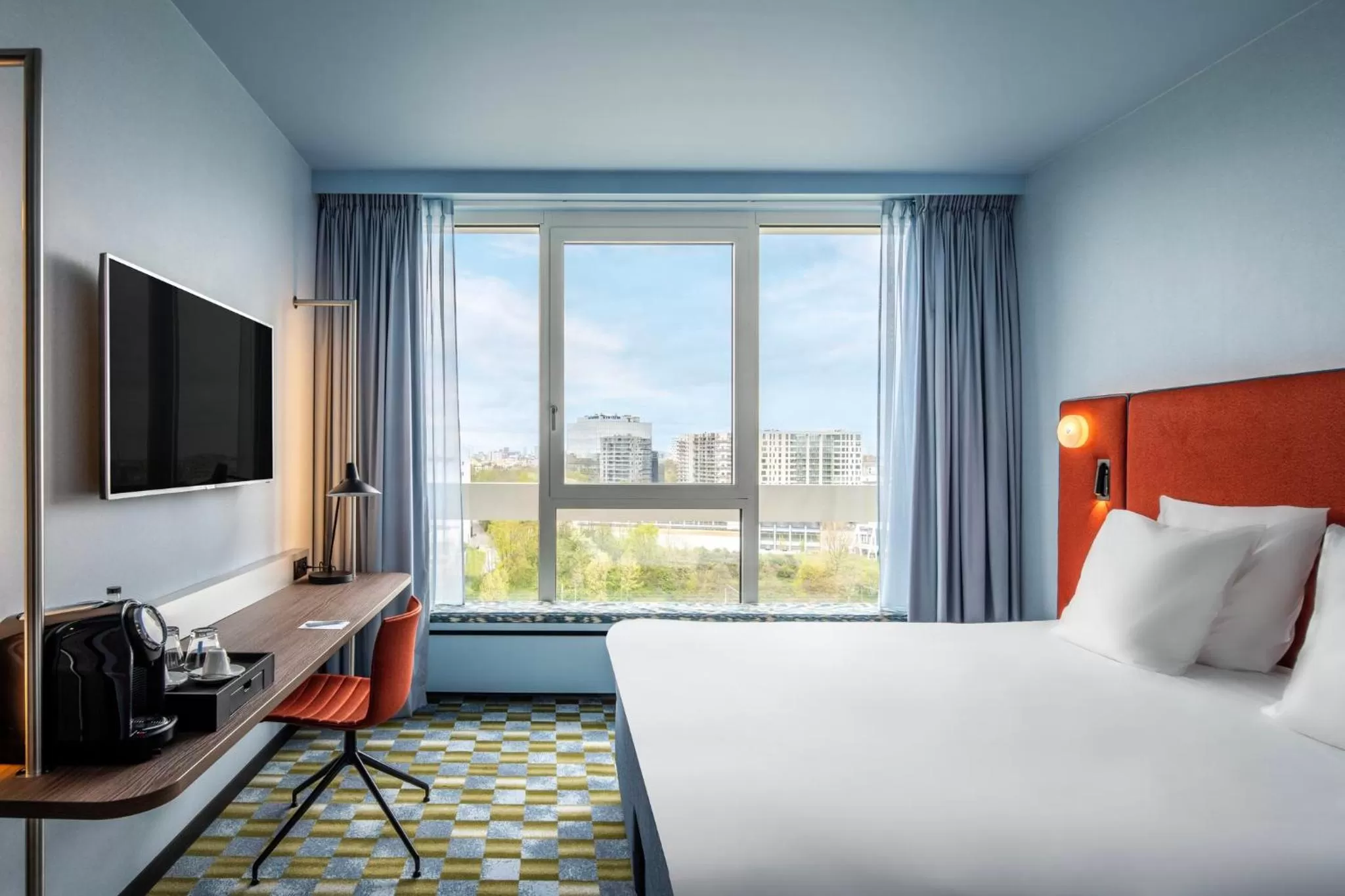 Photo of the whole room, Bed in Crowne Plaza Antwerpen by IHG