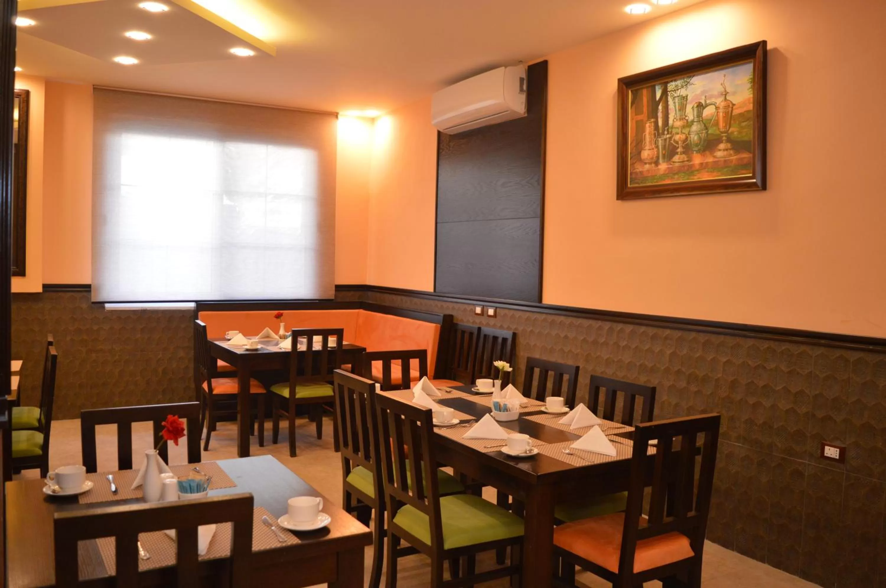 Restaurant/places to eat in Tilal Almadina Hotel & Suites